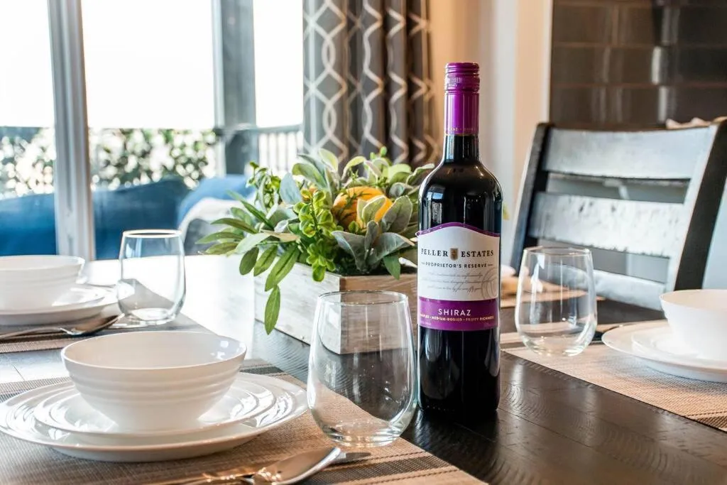 Bright Luxe Condo, AC, Top Floor, King Bed, Balcony!