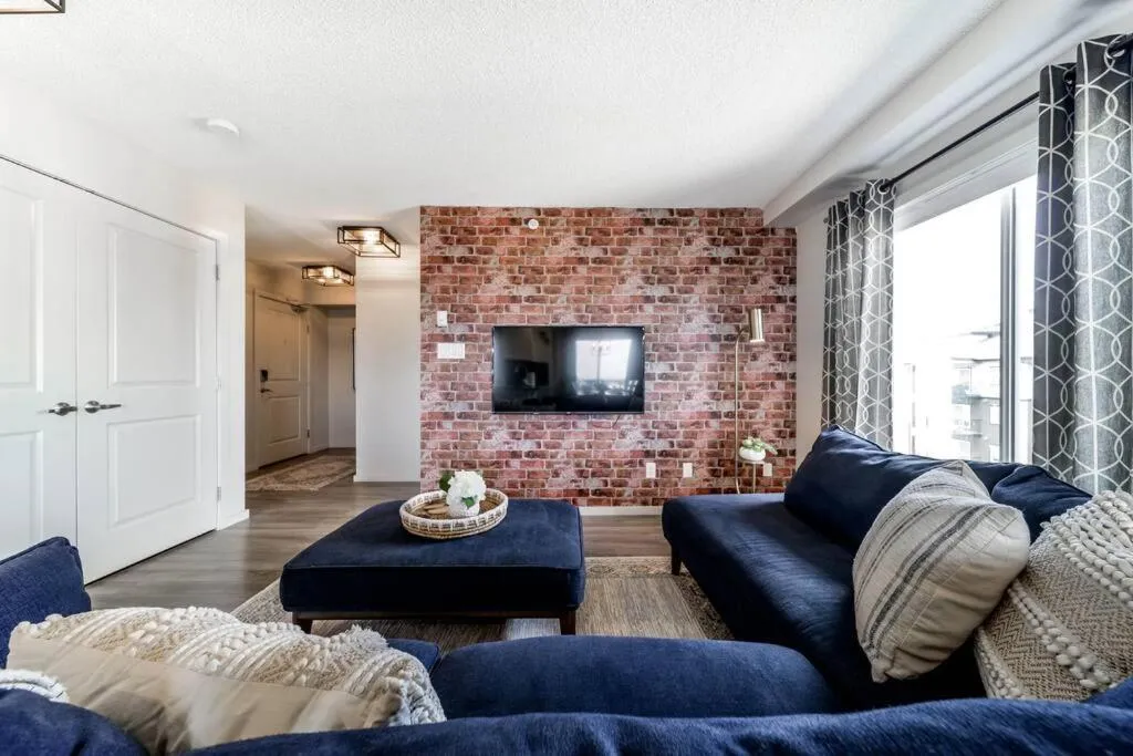 Bright Luxe Condo, AC, Top Floor, King Bed, Balcony!