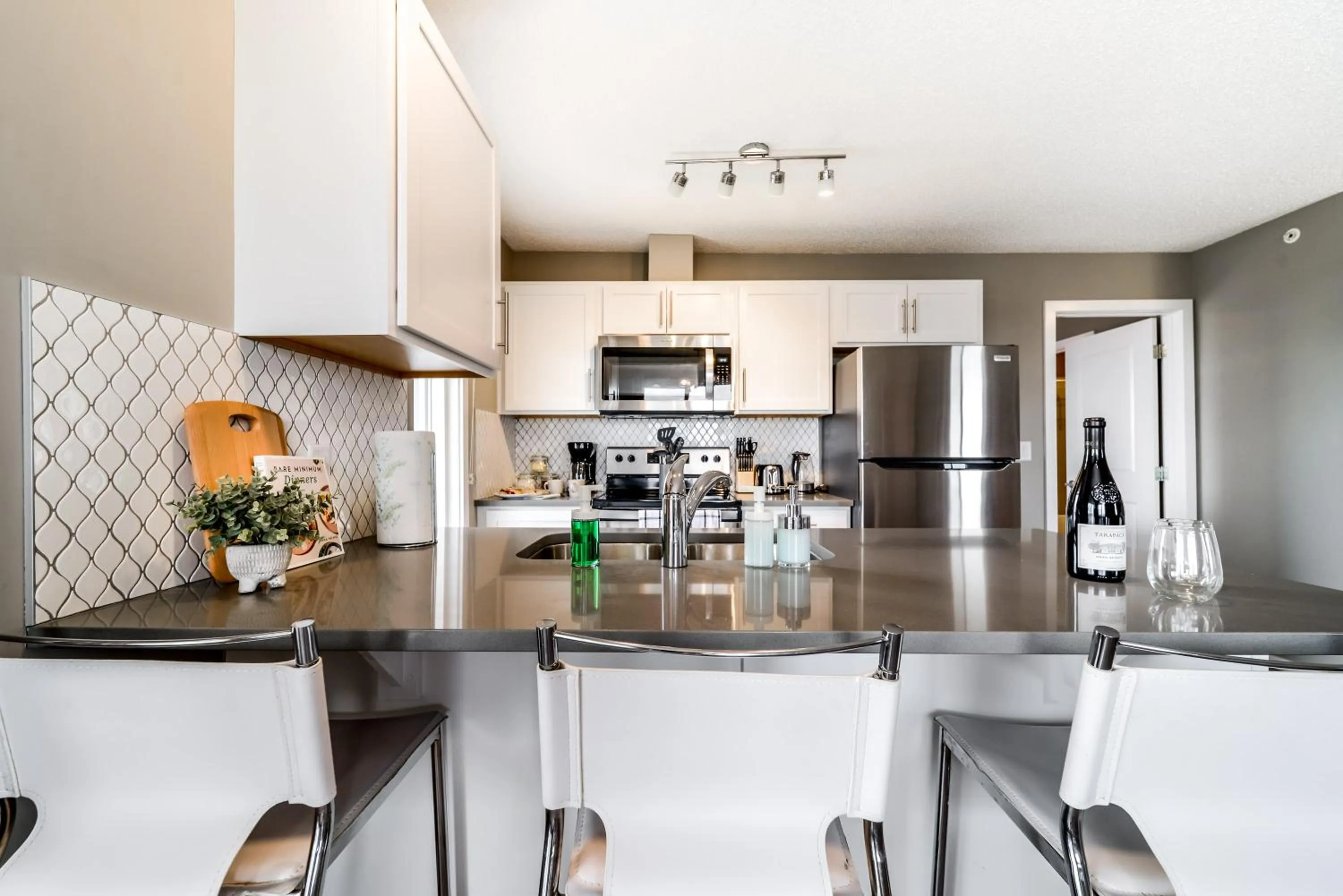 Dining area in Peaceful Oasis Condo, AC, Top Floor, Secure UG Parking, Balcony, King Bed!