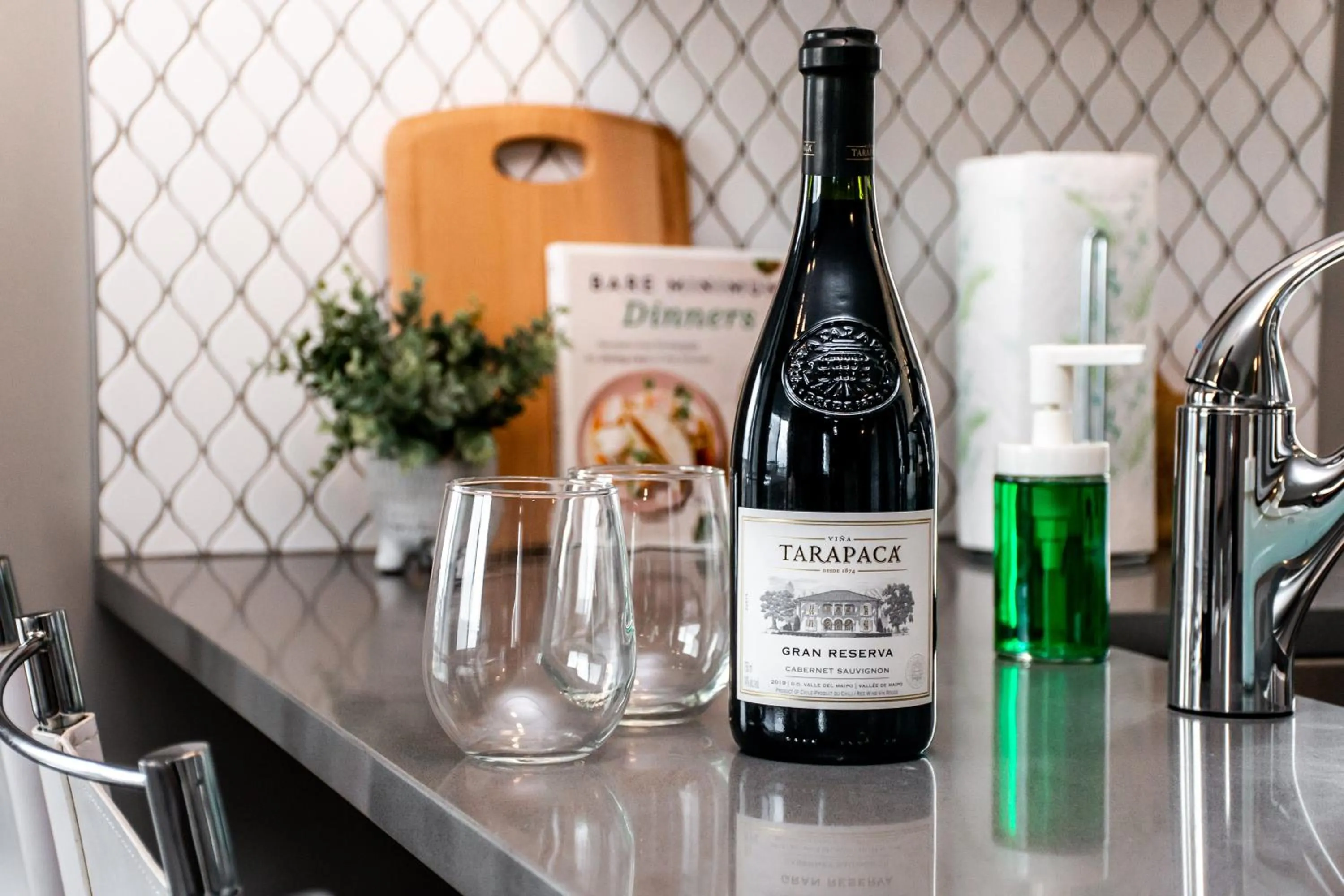 Decorative detail in Peaceful Oasis Condo, AC, Top Floor, Secure UG Parking, Balcony, King Bed!