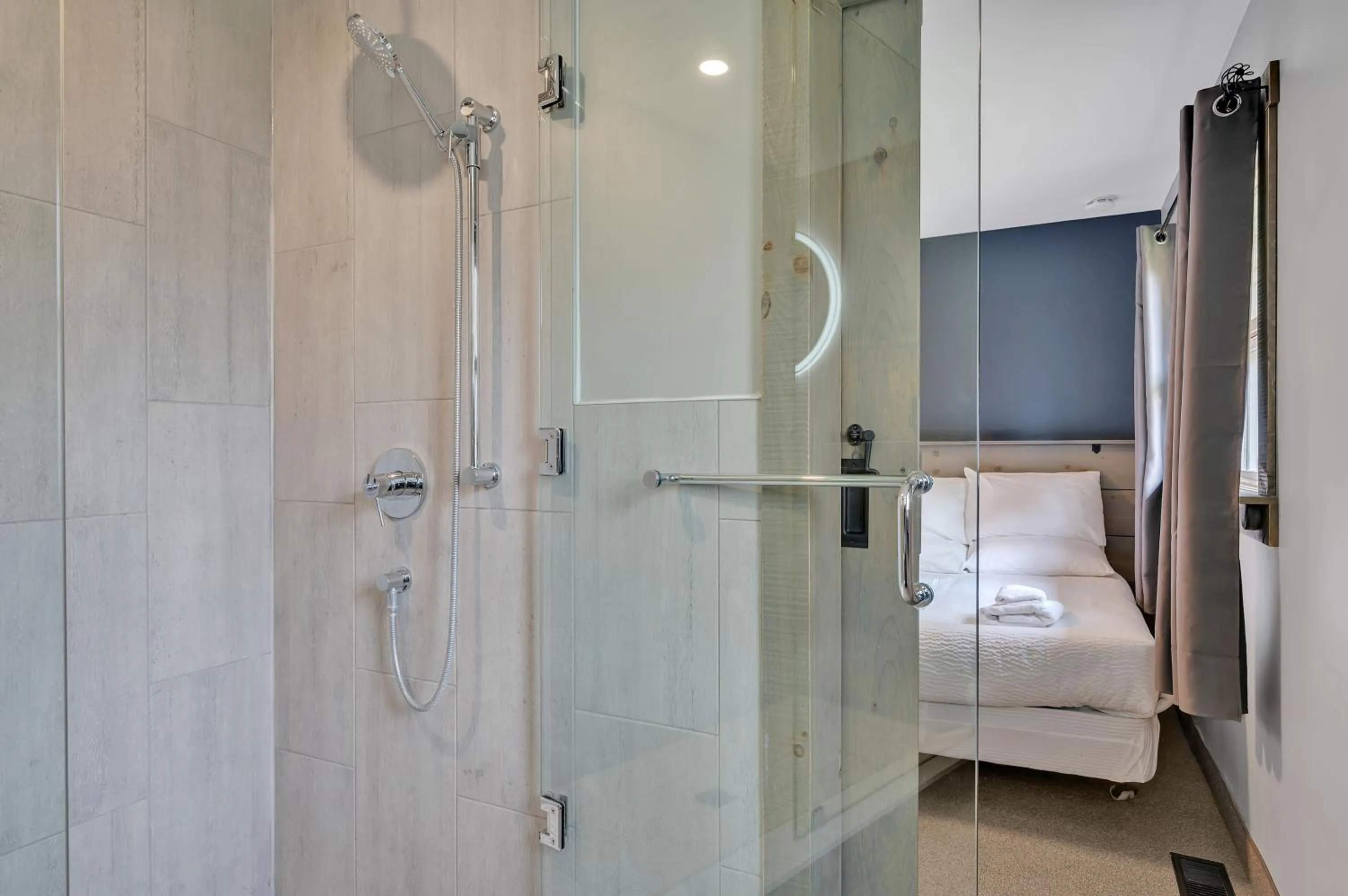 Shower, Bed in Moira Lake Motel