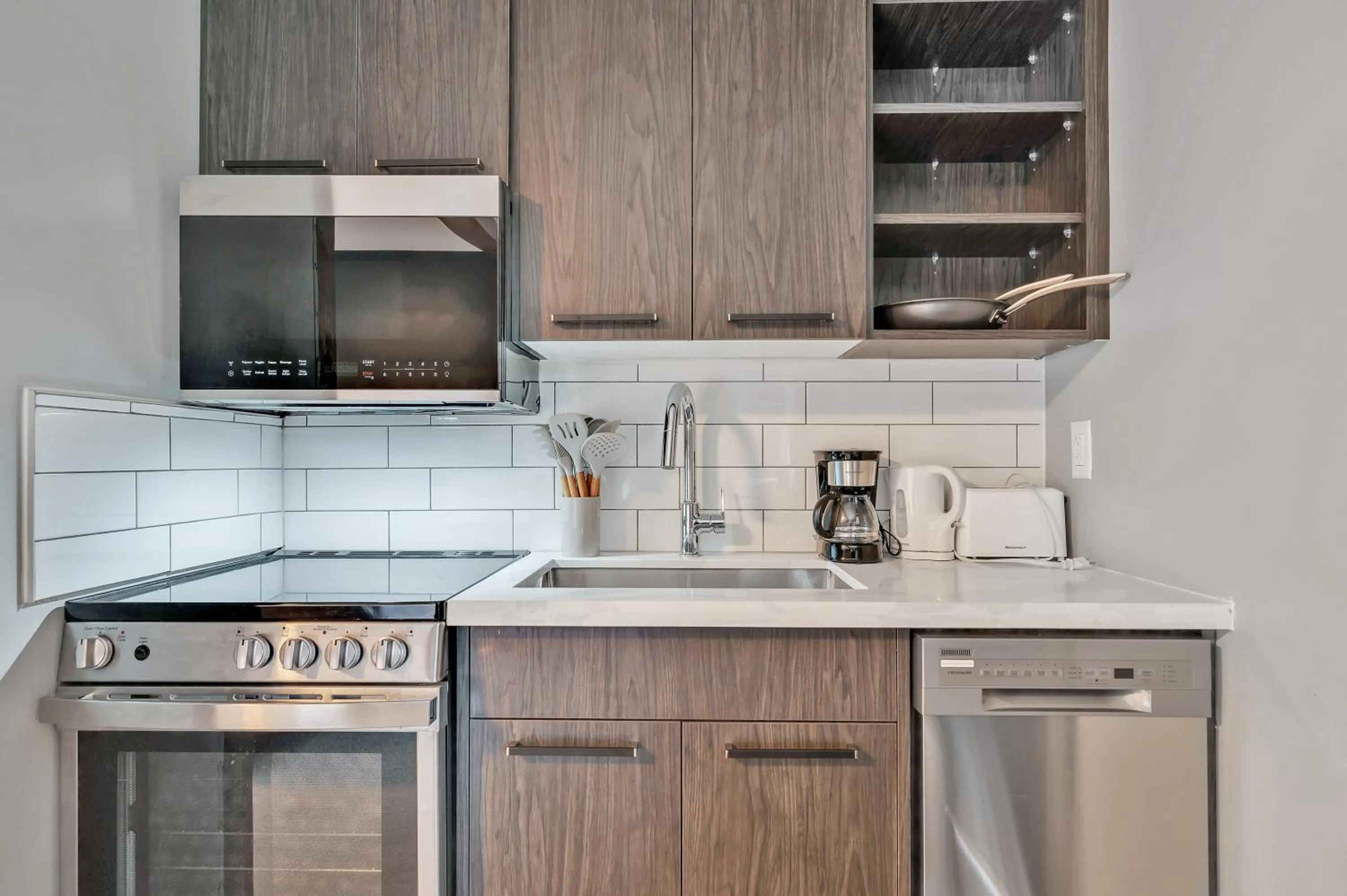 Kitchen or kitchenette in Moira Lake Motel