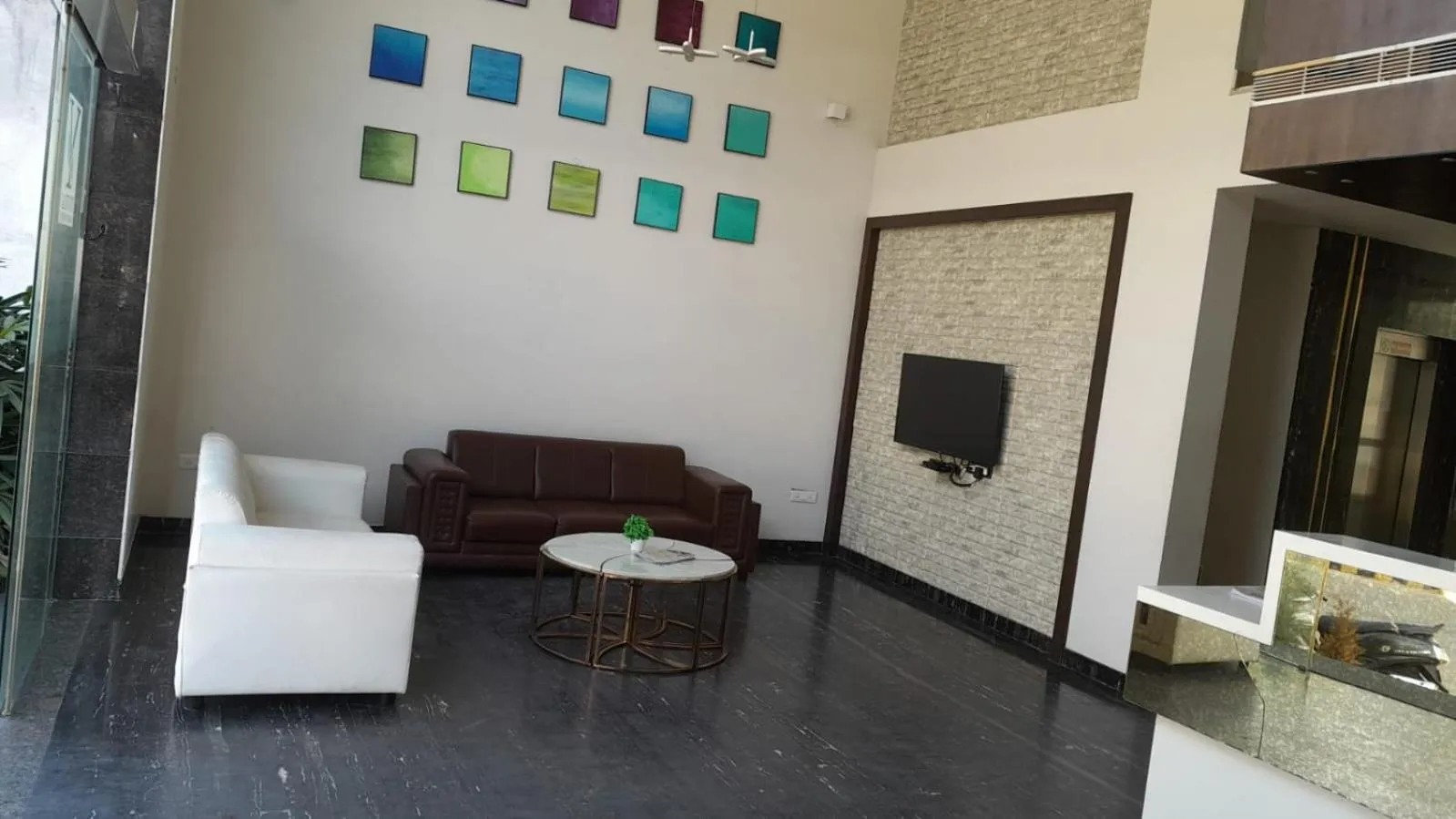 Communal lounge/ TV room in Yuvraj Palace Inn