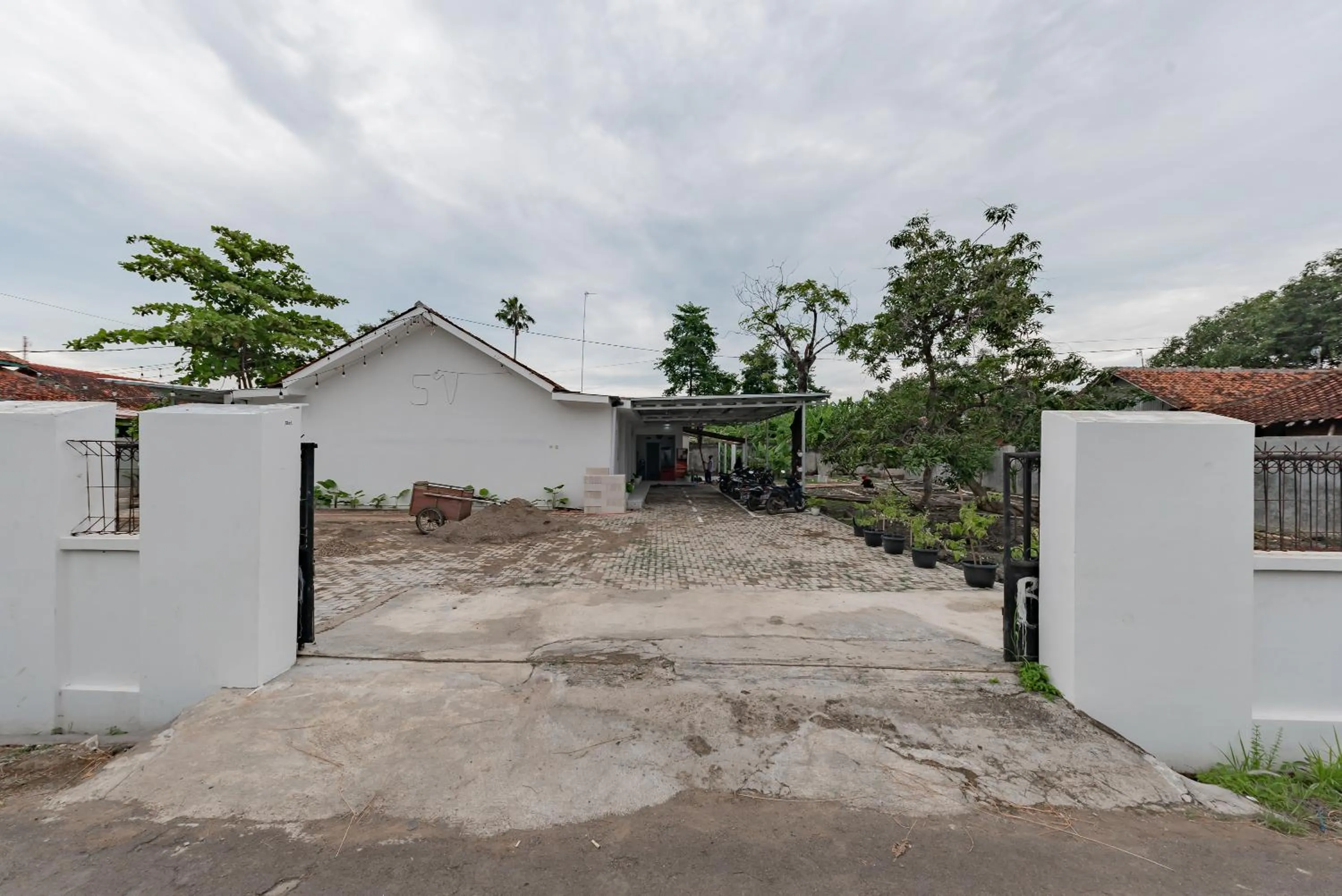 Property building in RedDoorz Syariah near Alun Alun Ciledug Cirebon