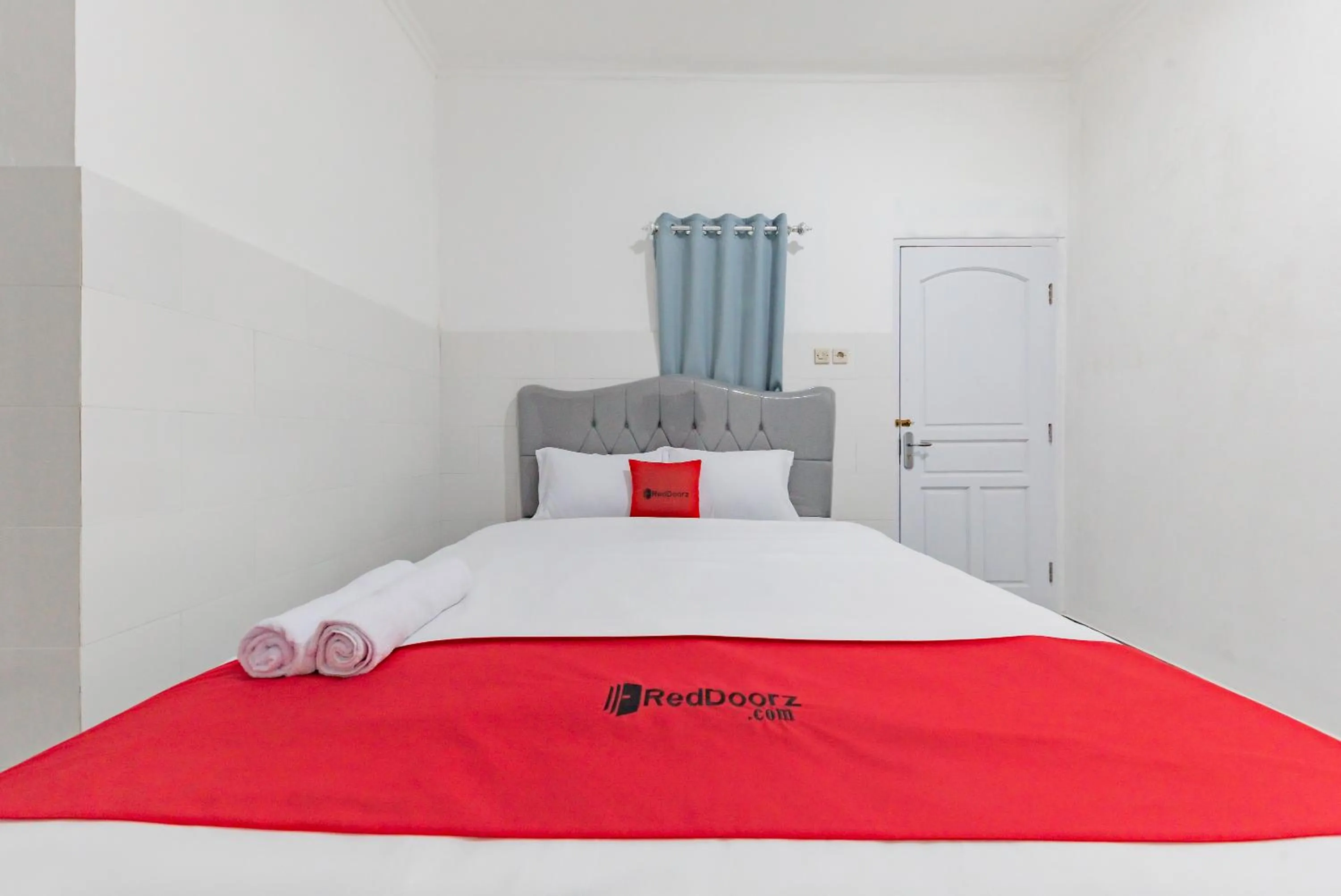 Bedroom, Bed in RedDoorz Syariah near Alun Alun Ciledug Cirebon