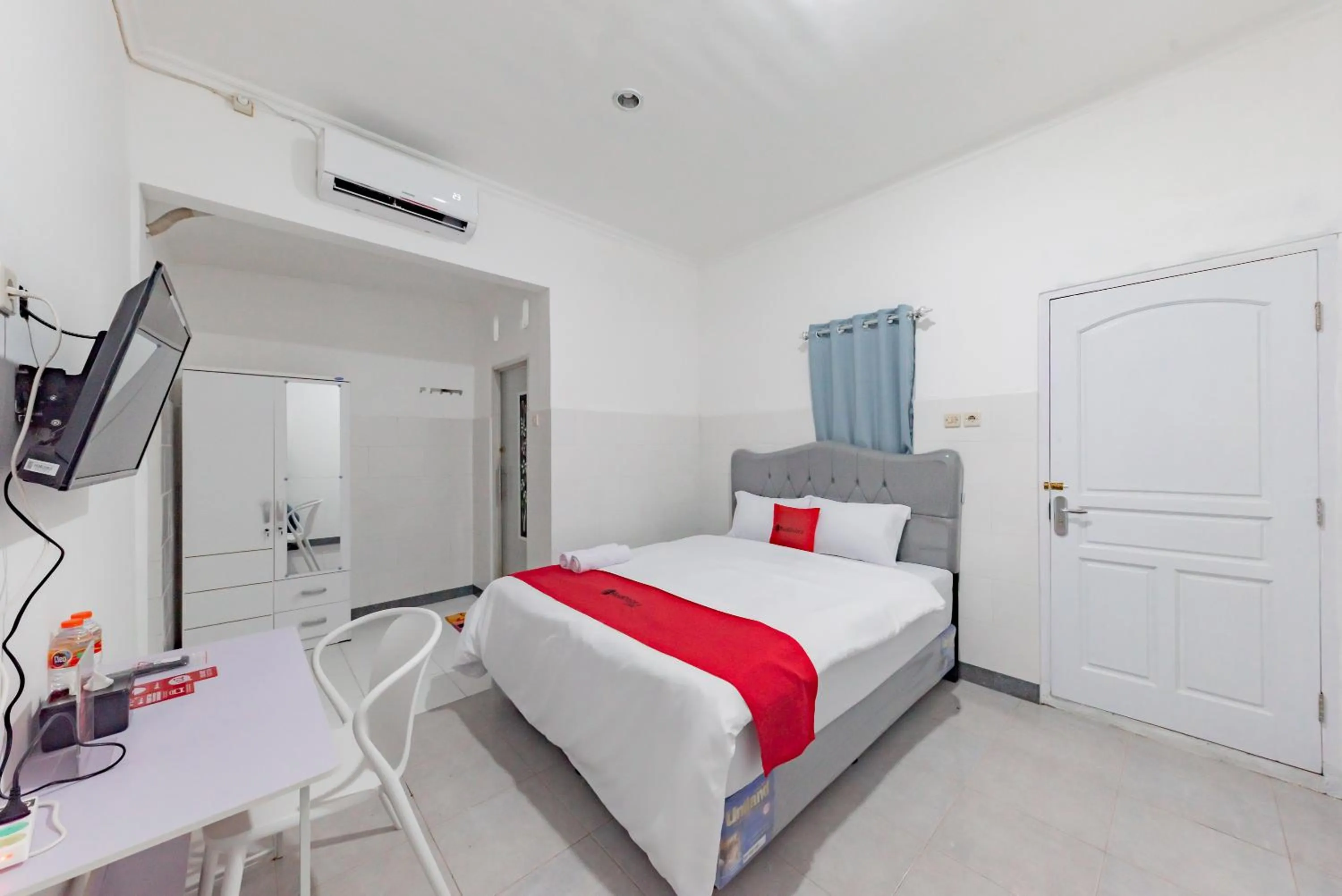 Bedroom, Bed in RedDoorz Syariah near Alun Alun Ciledug Cirebon