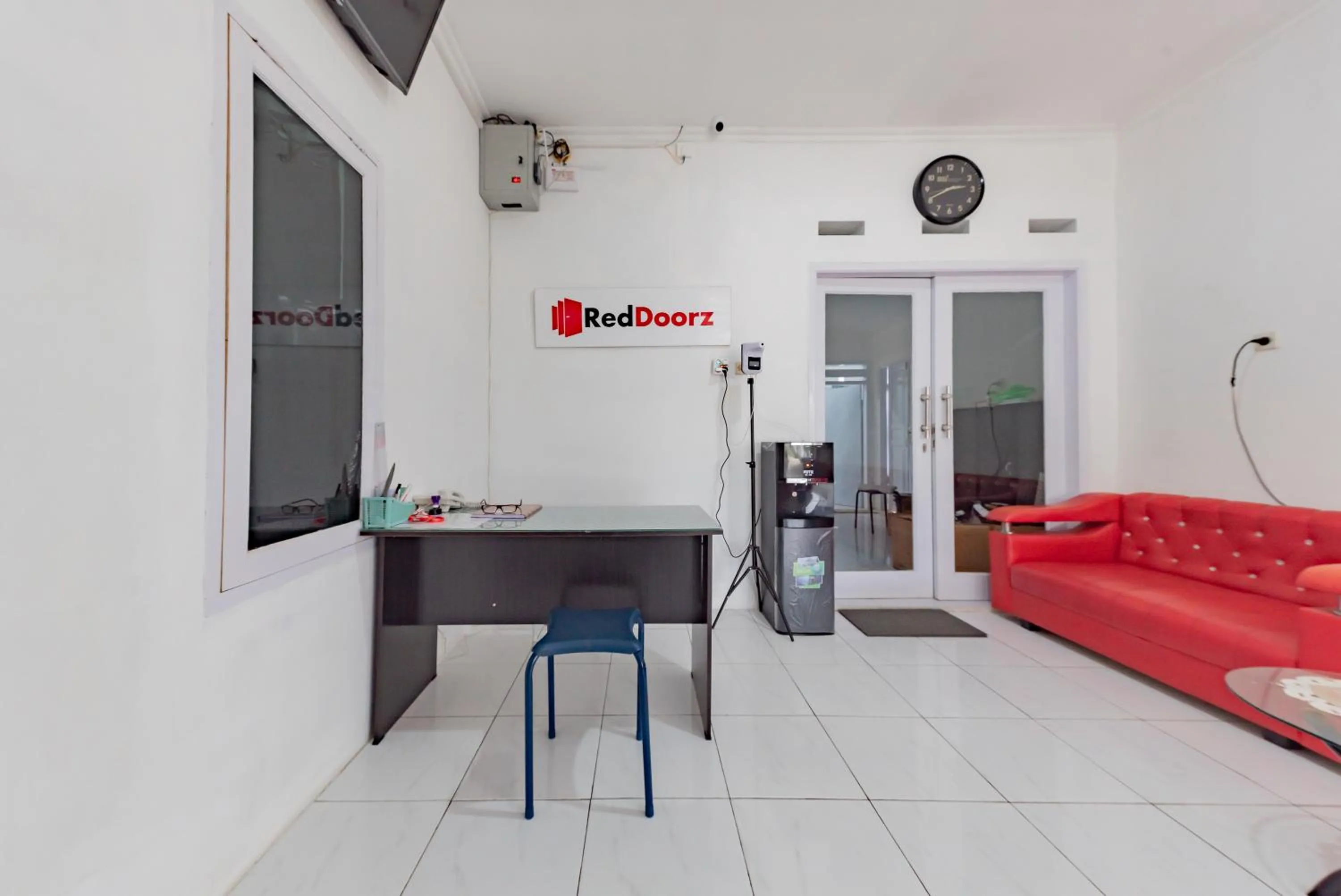 Living room, Bed in RedDoorz Syariah near Alun Alun Ciledug Cirebon