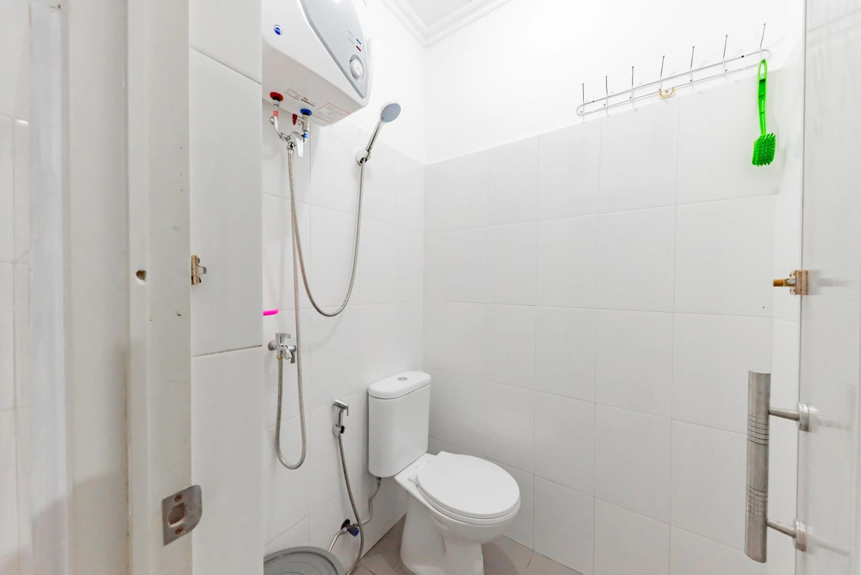 Shower in RedDoorz Syariah near Alun Alun Ciledug Cirebon