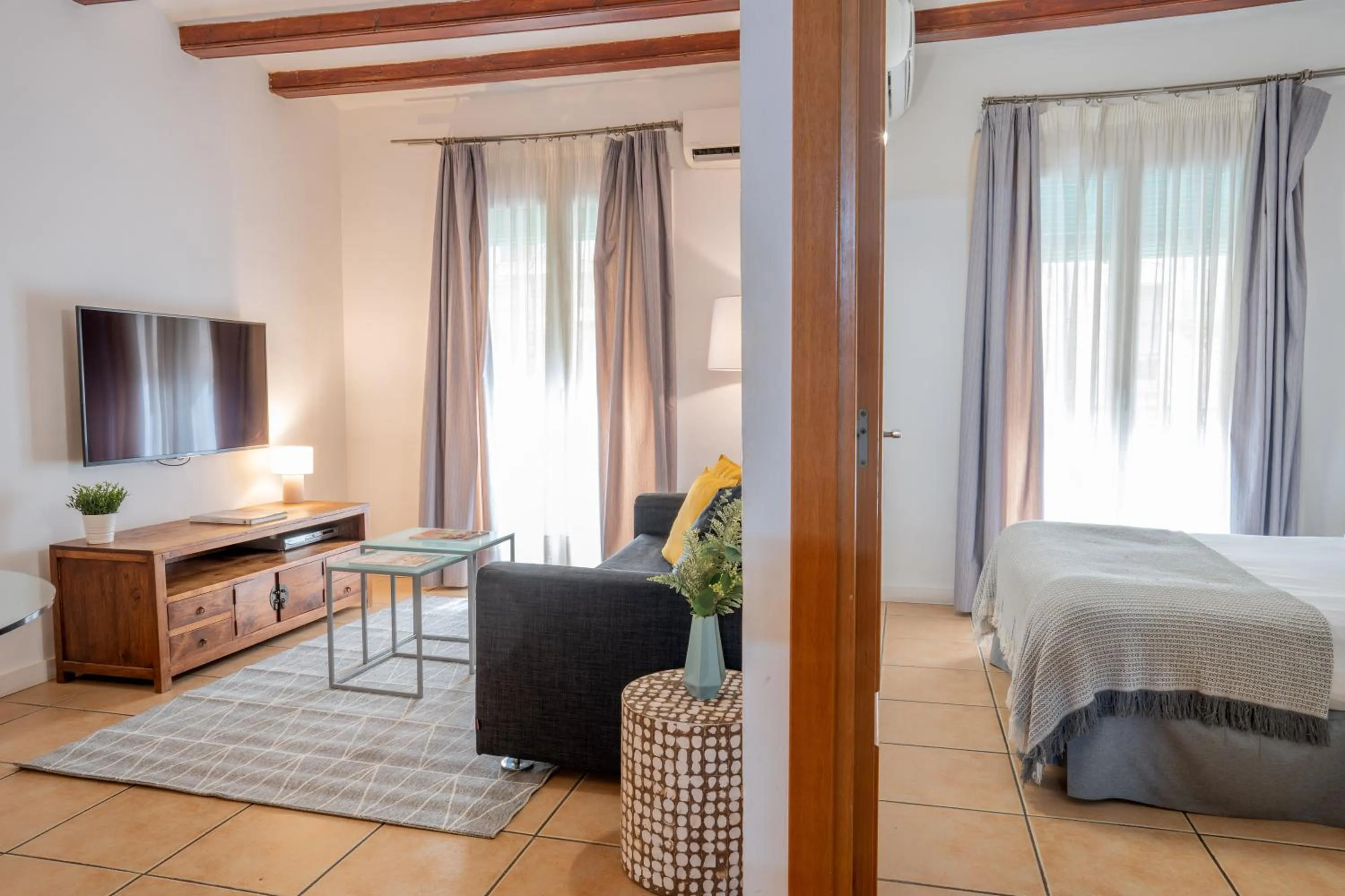 Photo of the whole room, Bed in Feelathome Center Apartments