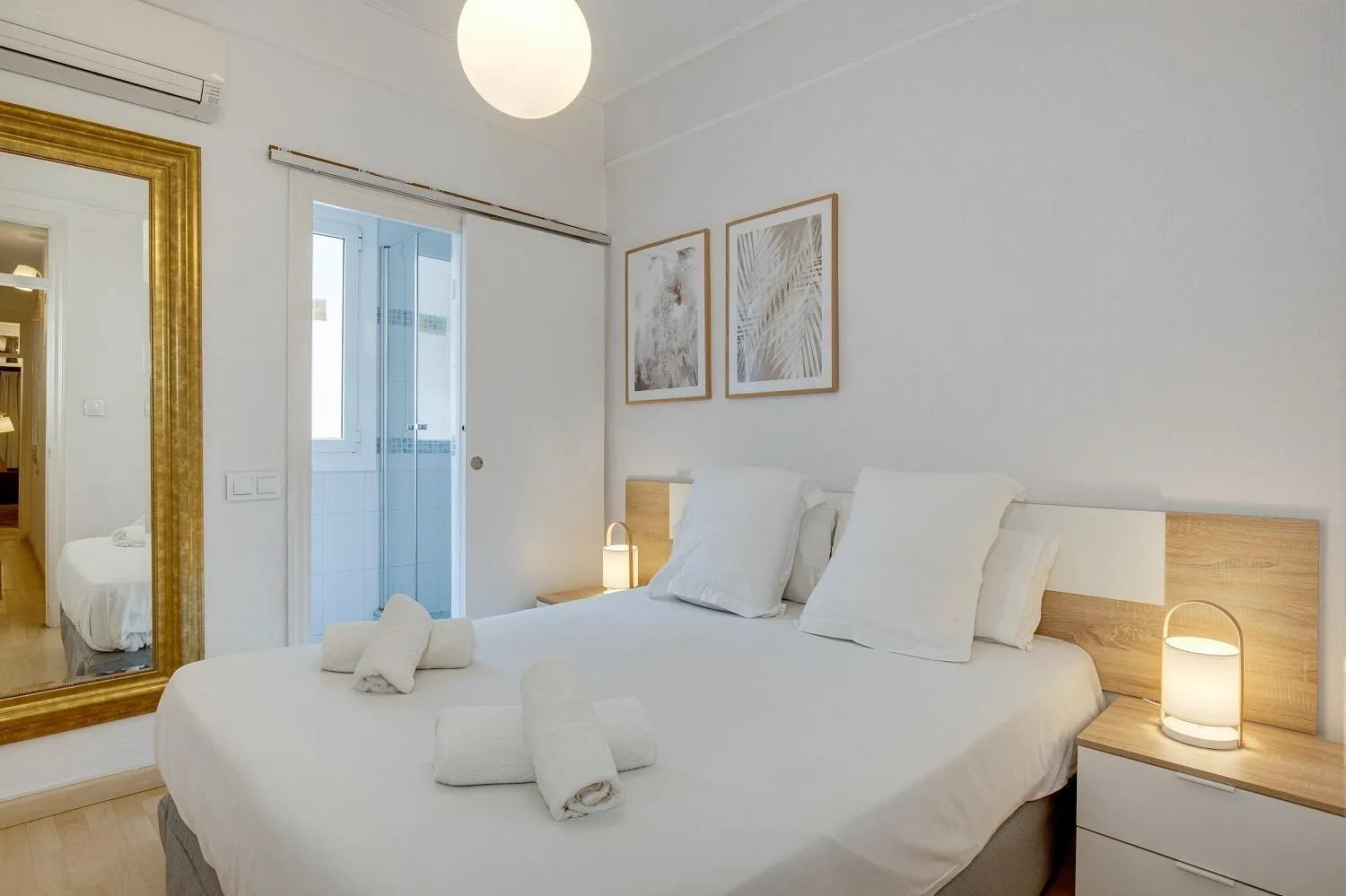 Bedroom, Bed in Feelathome Center Apartments