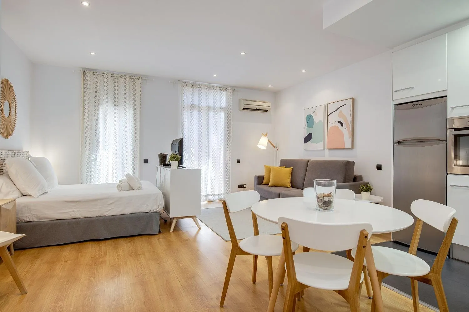 Kitchen or kitchenette, Bed in Feelathome Center Apartments