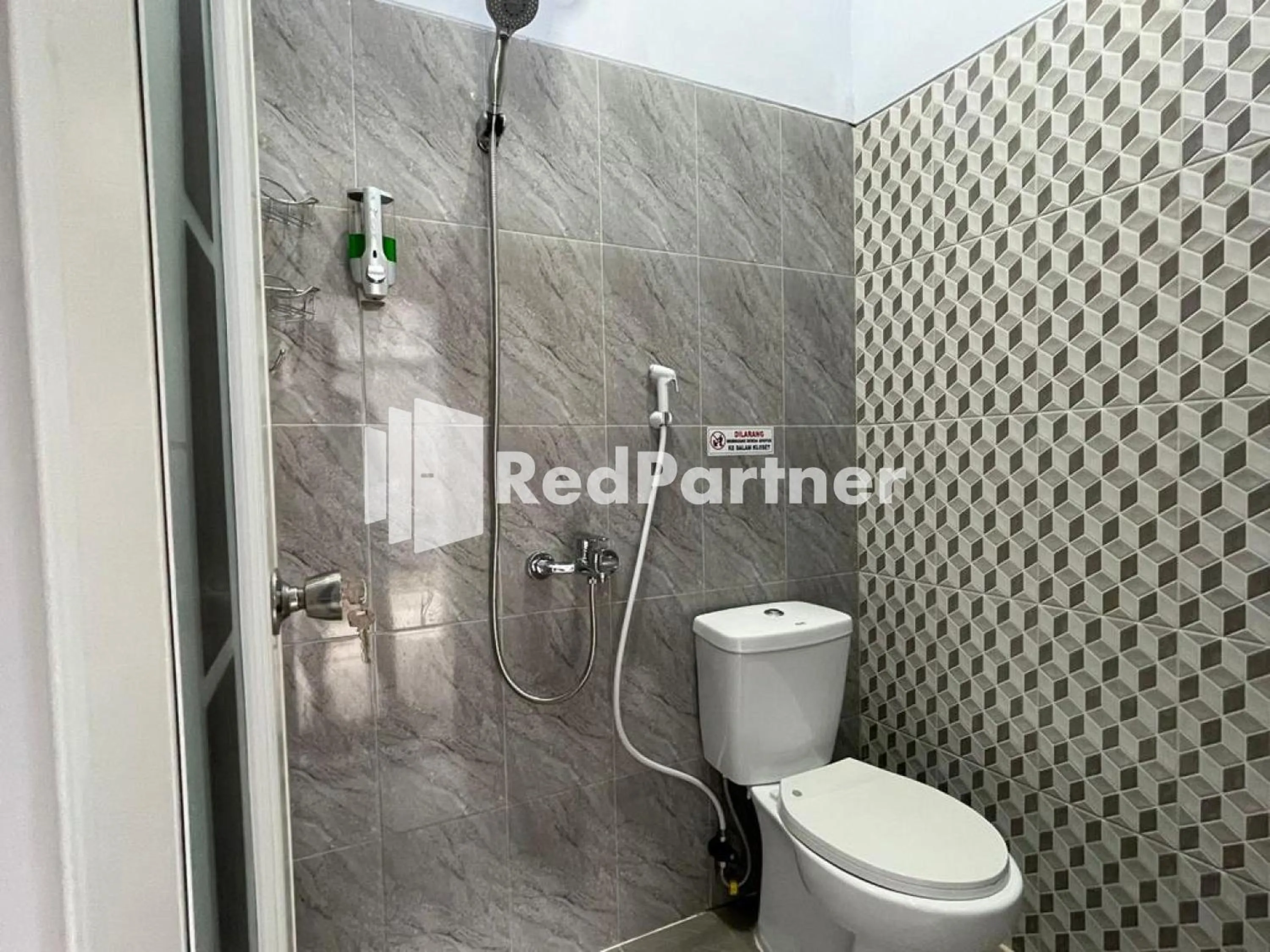 Shower in N3 Syariah near Stasiun Tegal Mitra RedDoorz