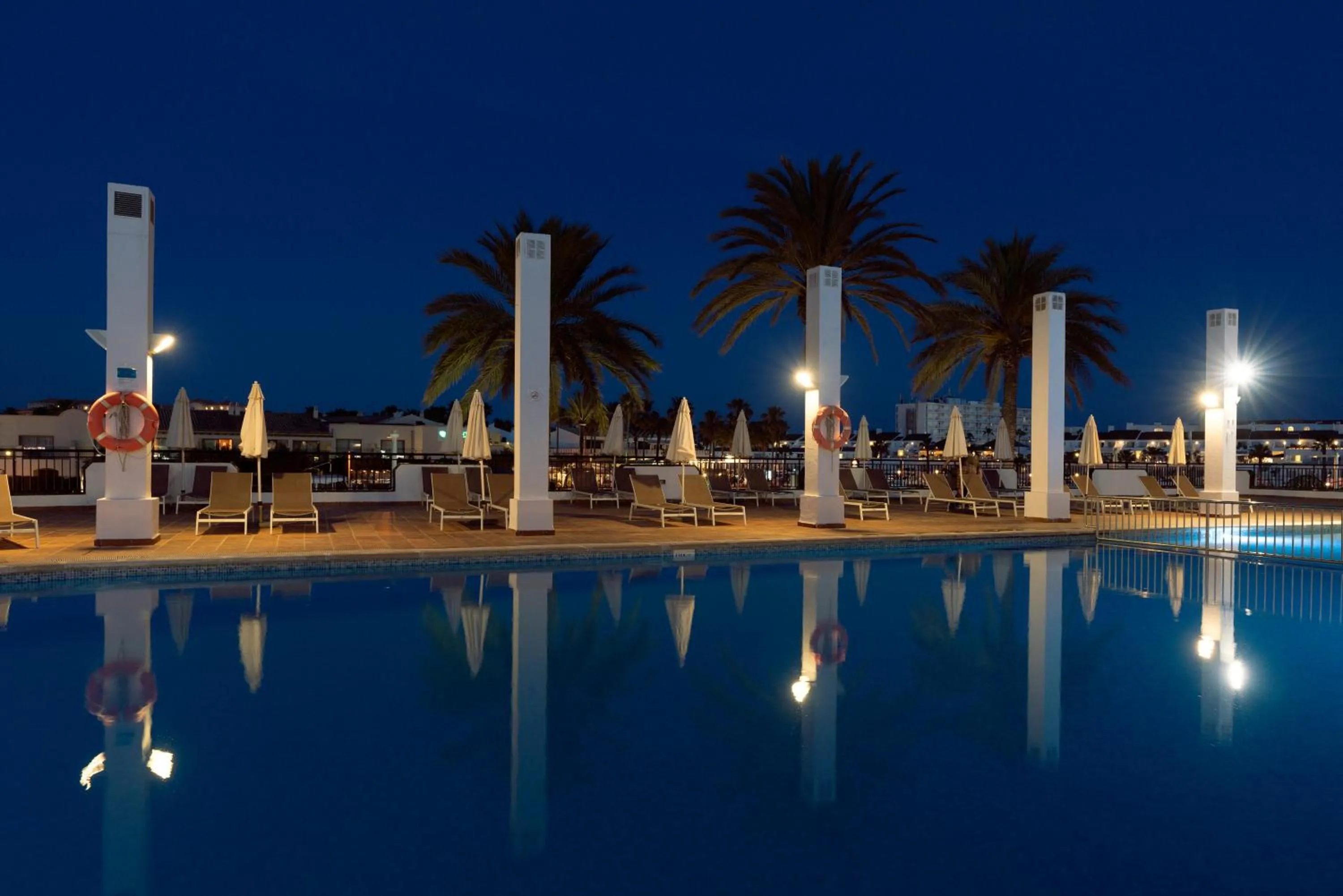 Night in AluaSun Lago Park