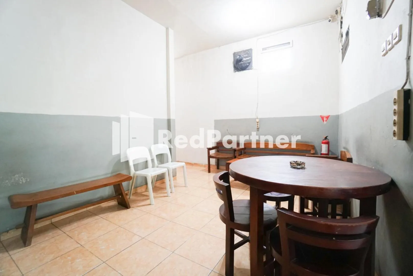 Seating area in Bright Residence near ITC Mangga Dua Mitra RedDoorz