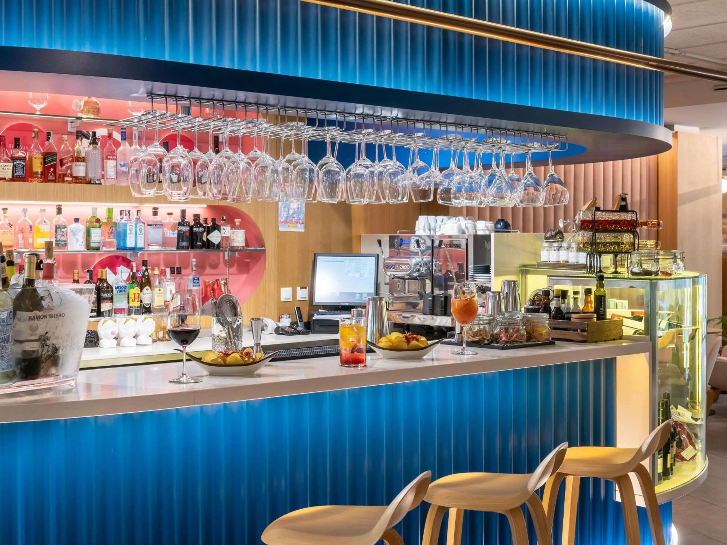 Lounge or bar in Novotel Madrid City Las Ventas