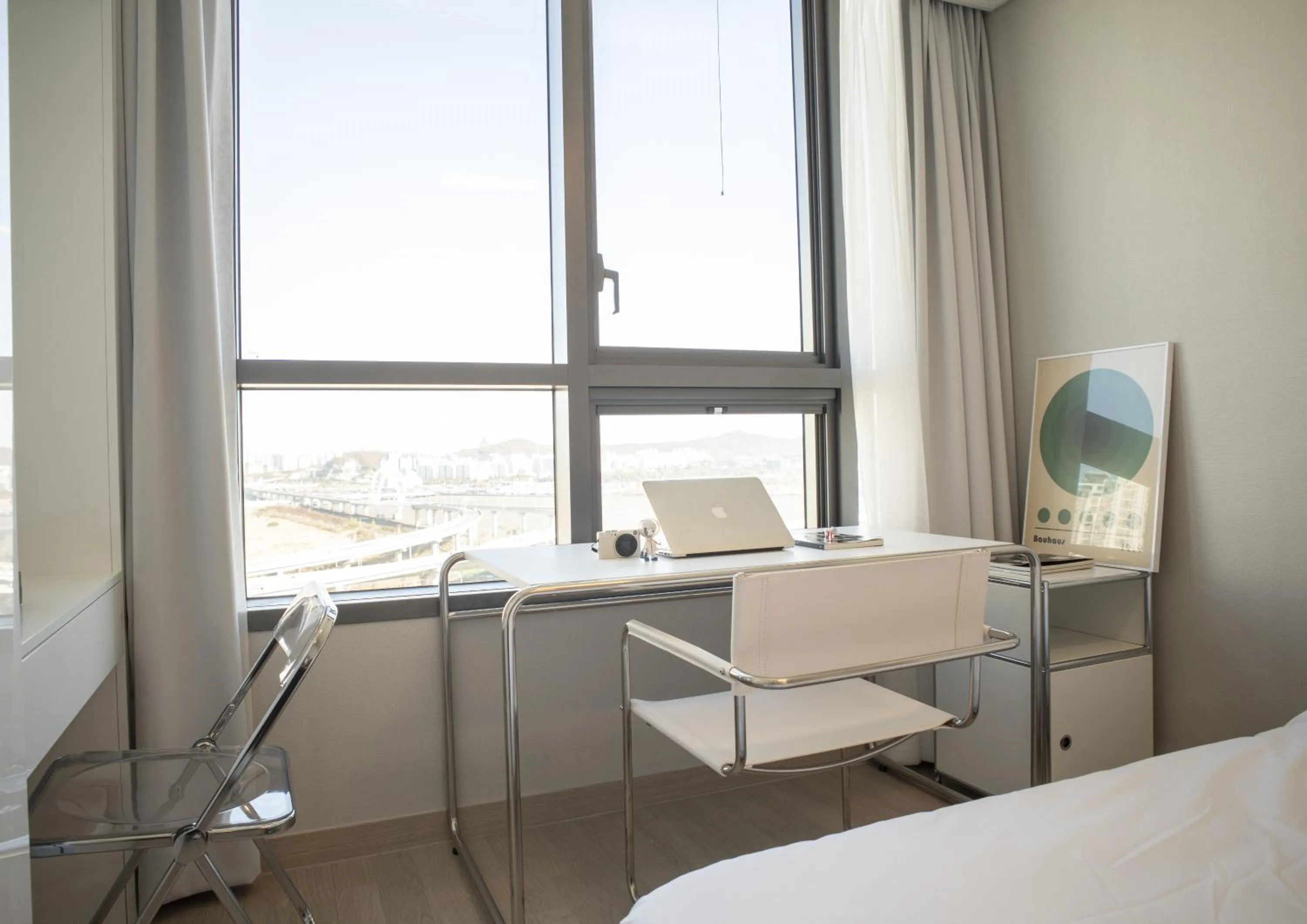 Seating area, Bed in UH FLAT The SONGDO