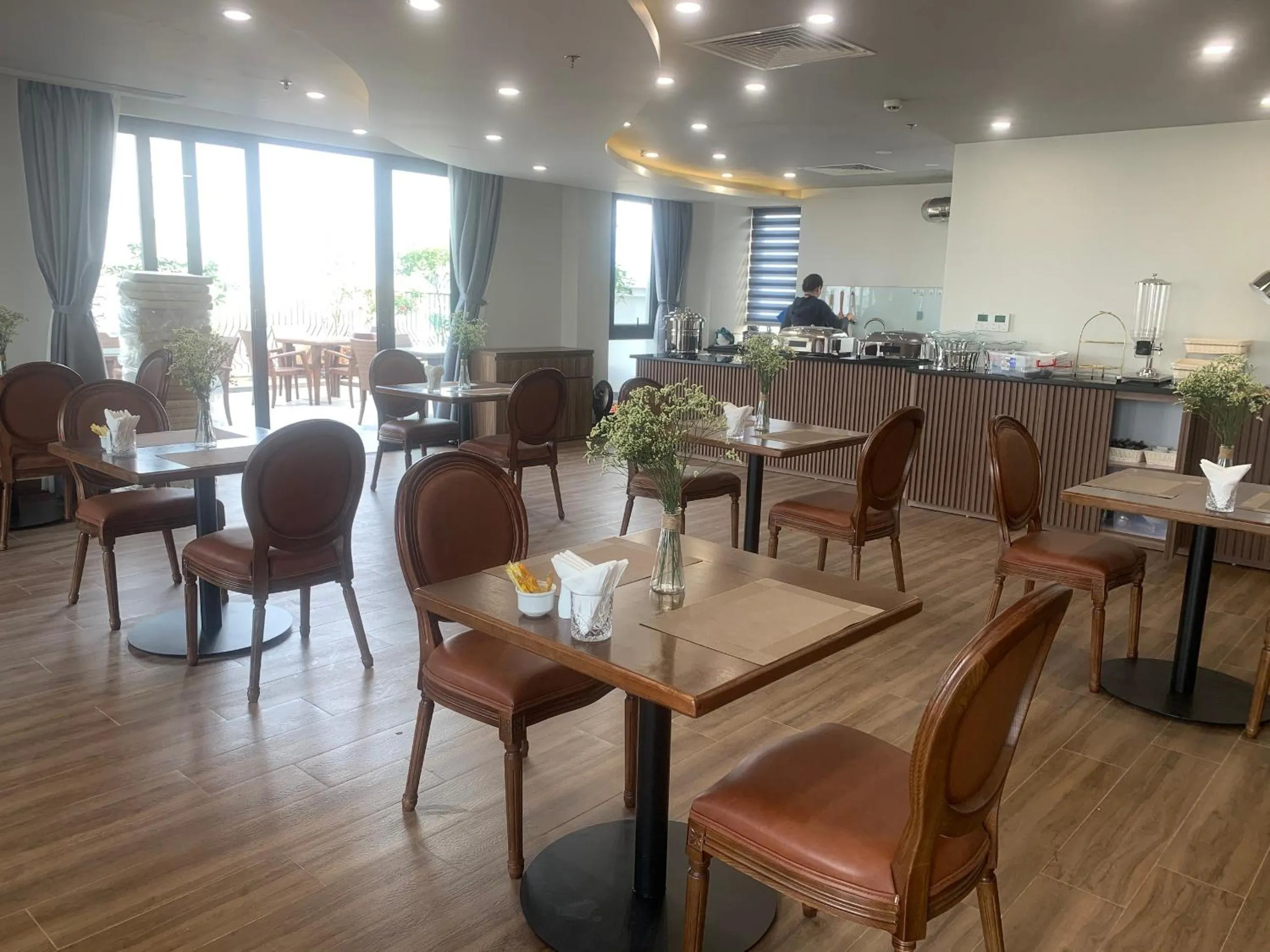 Restaurant/places to eat in PH Hotel & Apartment