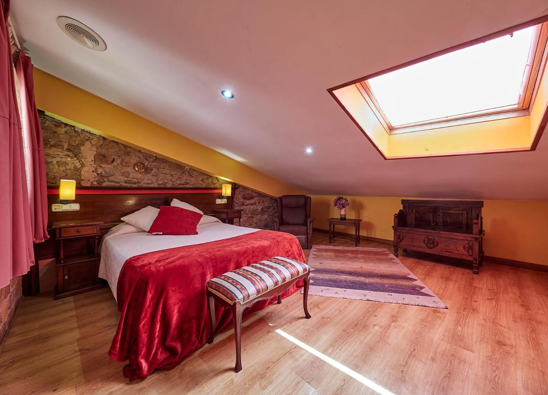 Photo of the whole room, Bed in Don Pedro