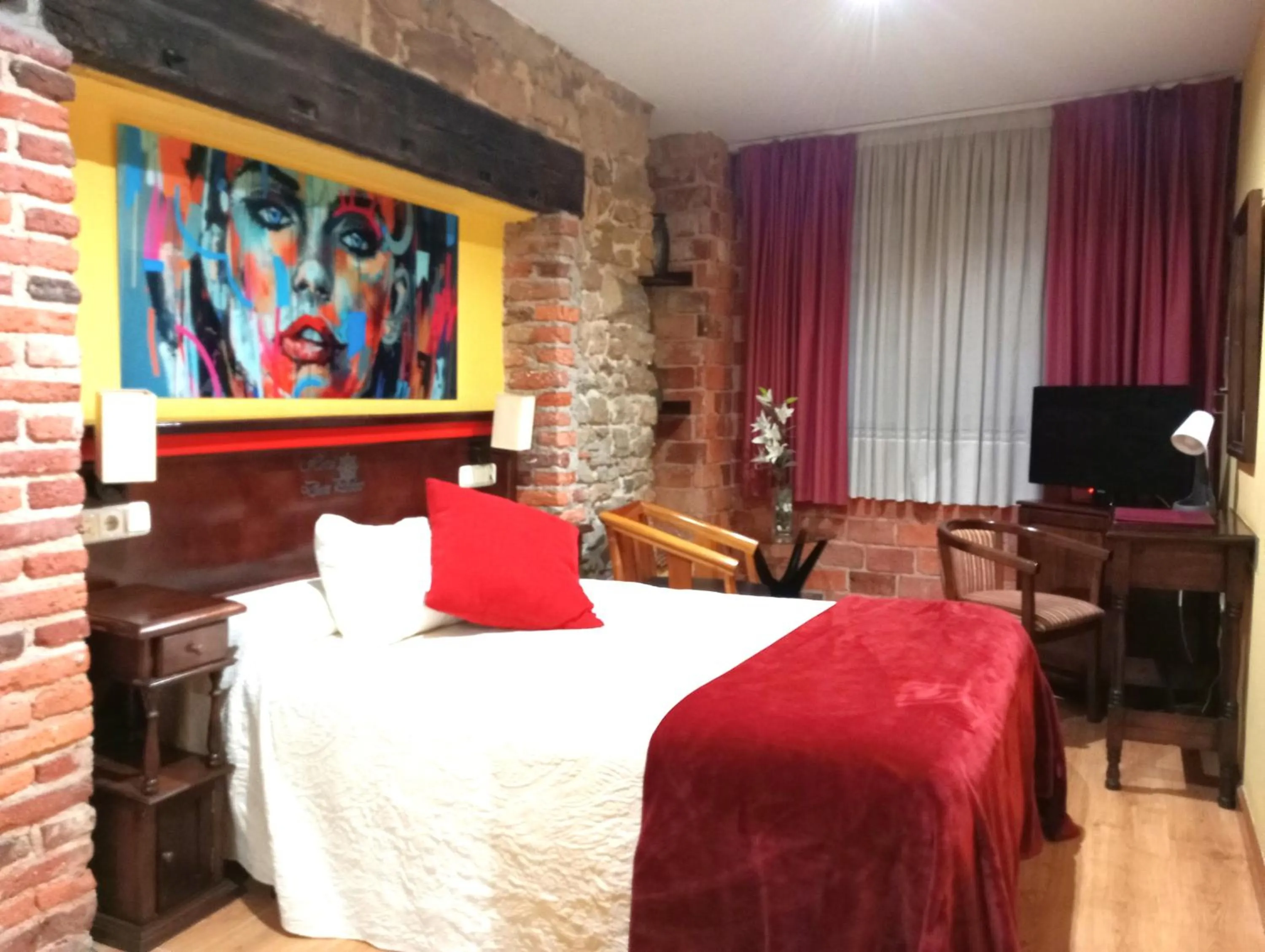 Photo of the whole room, Bed in Don Pedro