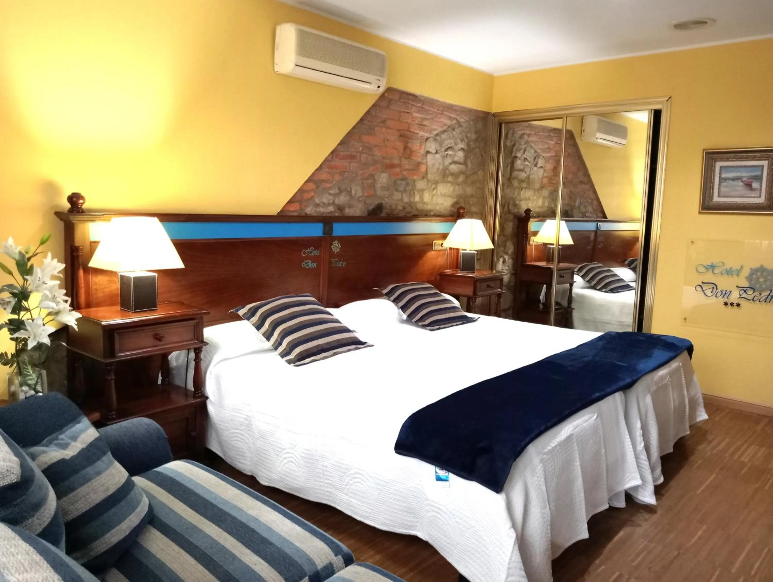 Photo of the whole room, Bed in Don Pedro