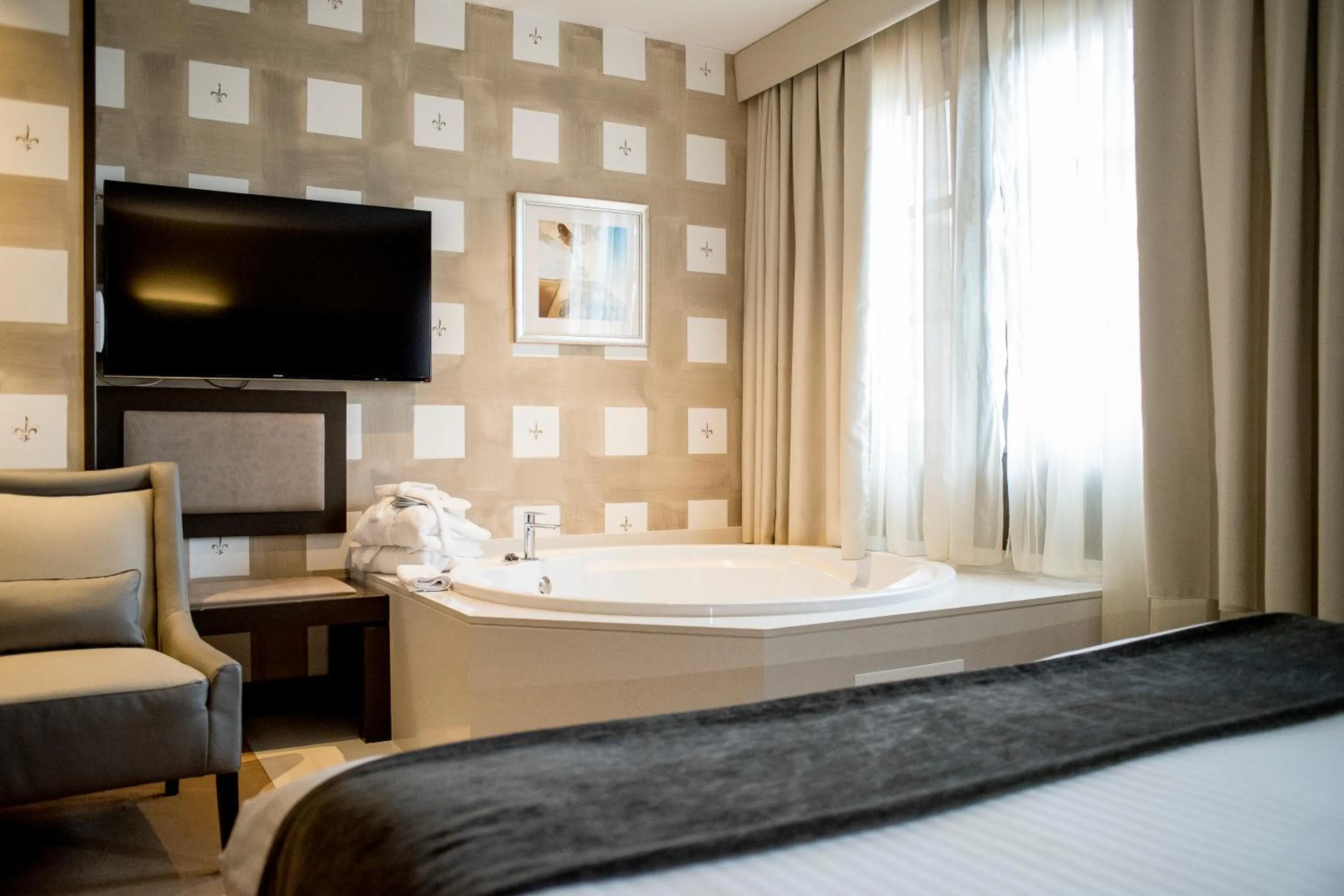 Hot Tub, Bed in Costa Esmeralda Suites