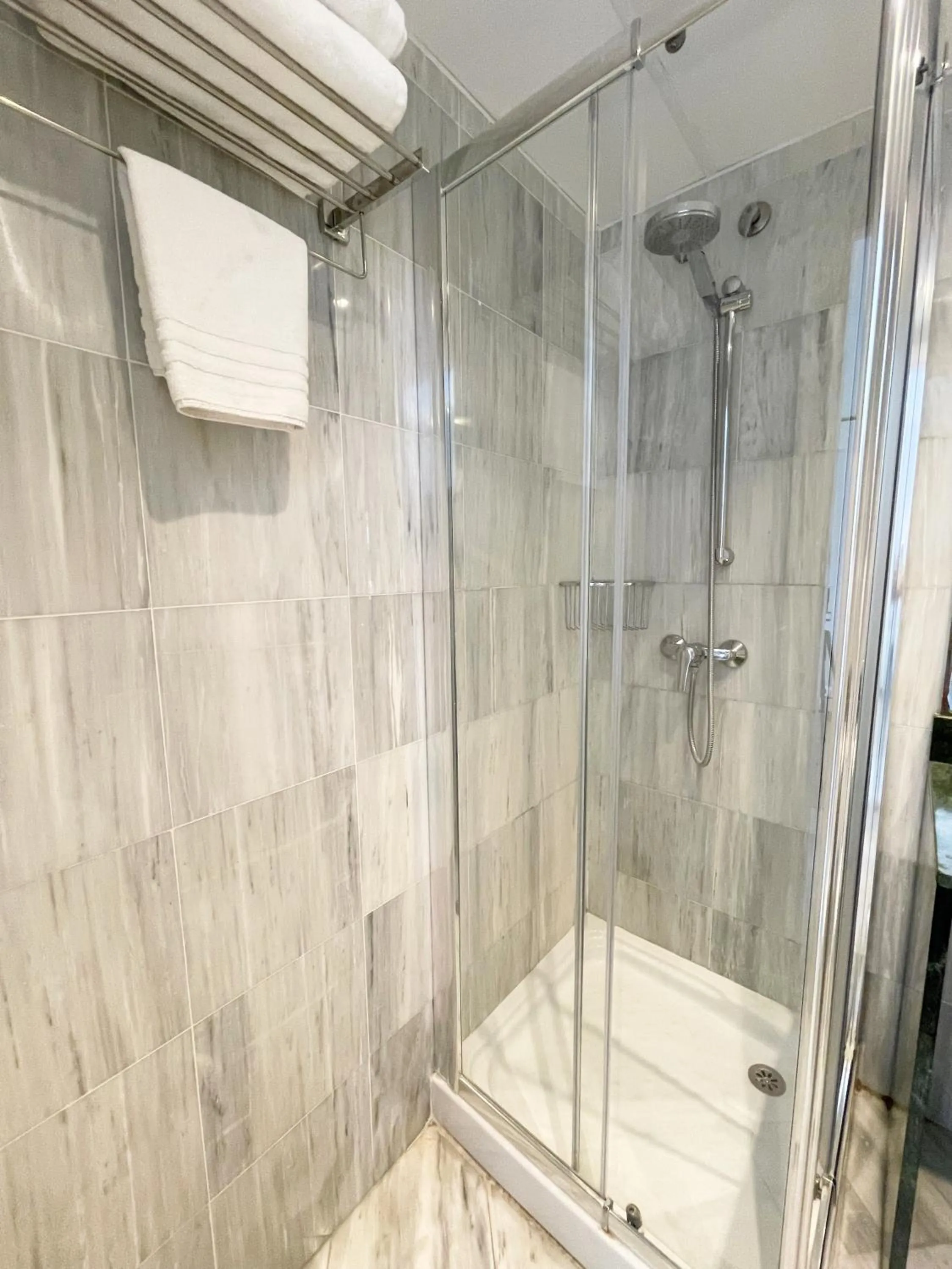 Shower in Hotel Turissa