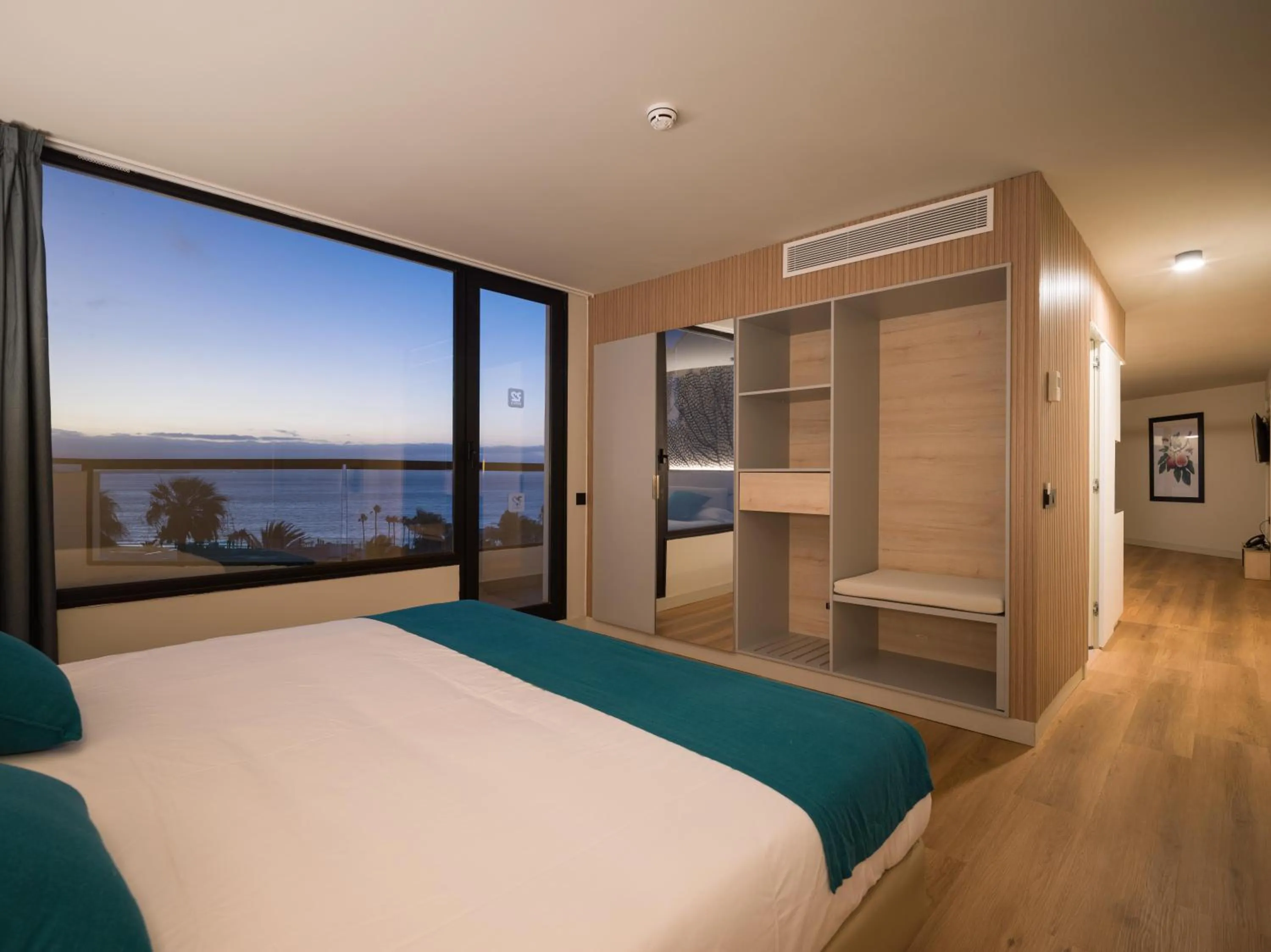 Photo of the whole room, Bed in R2 HIGOS BEACH