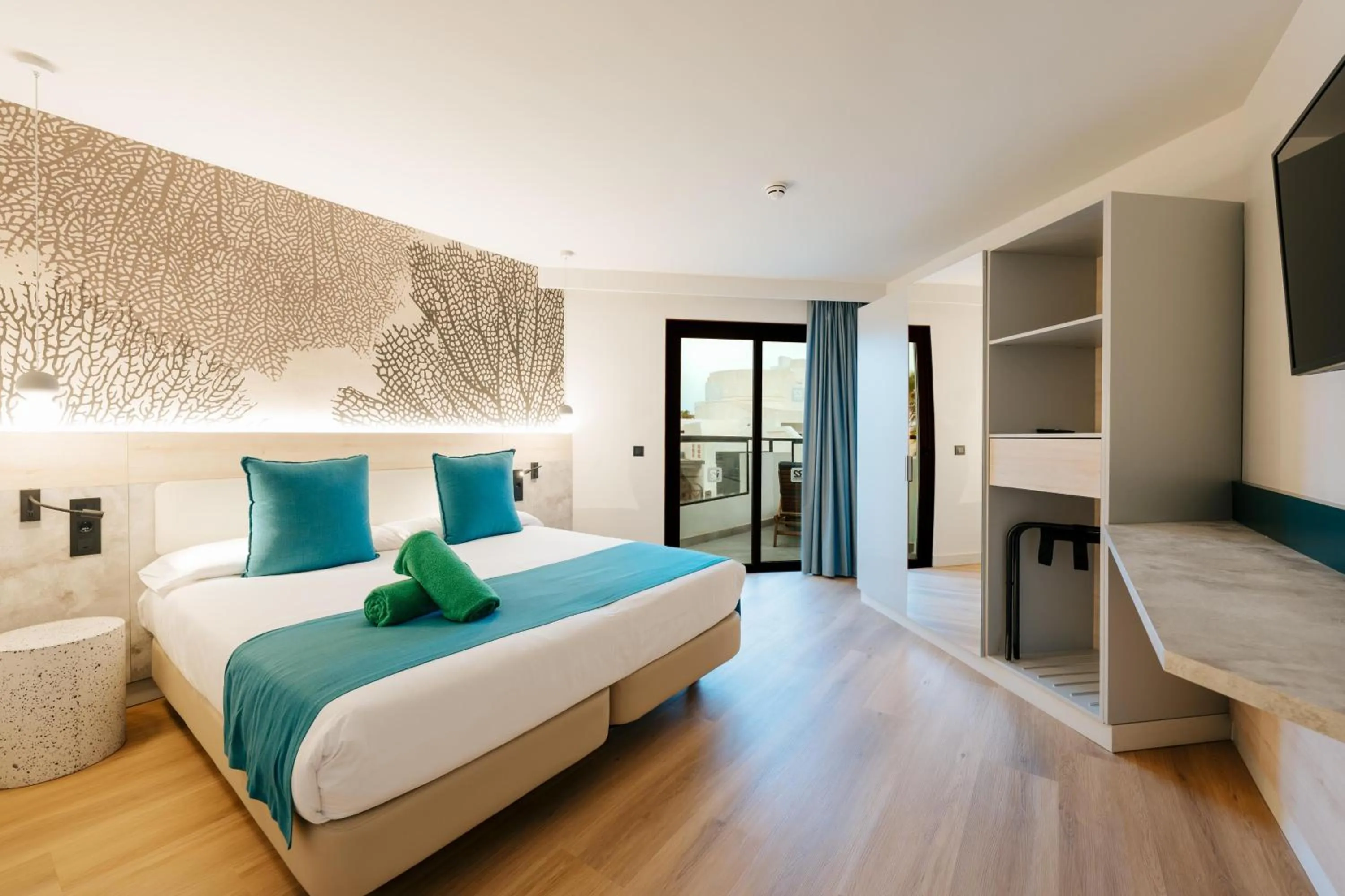 Photo of the whole room, Bed in R2 HIGOS BEACH