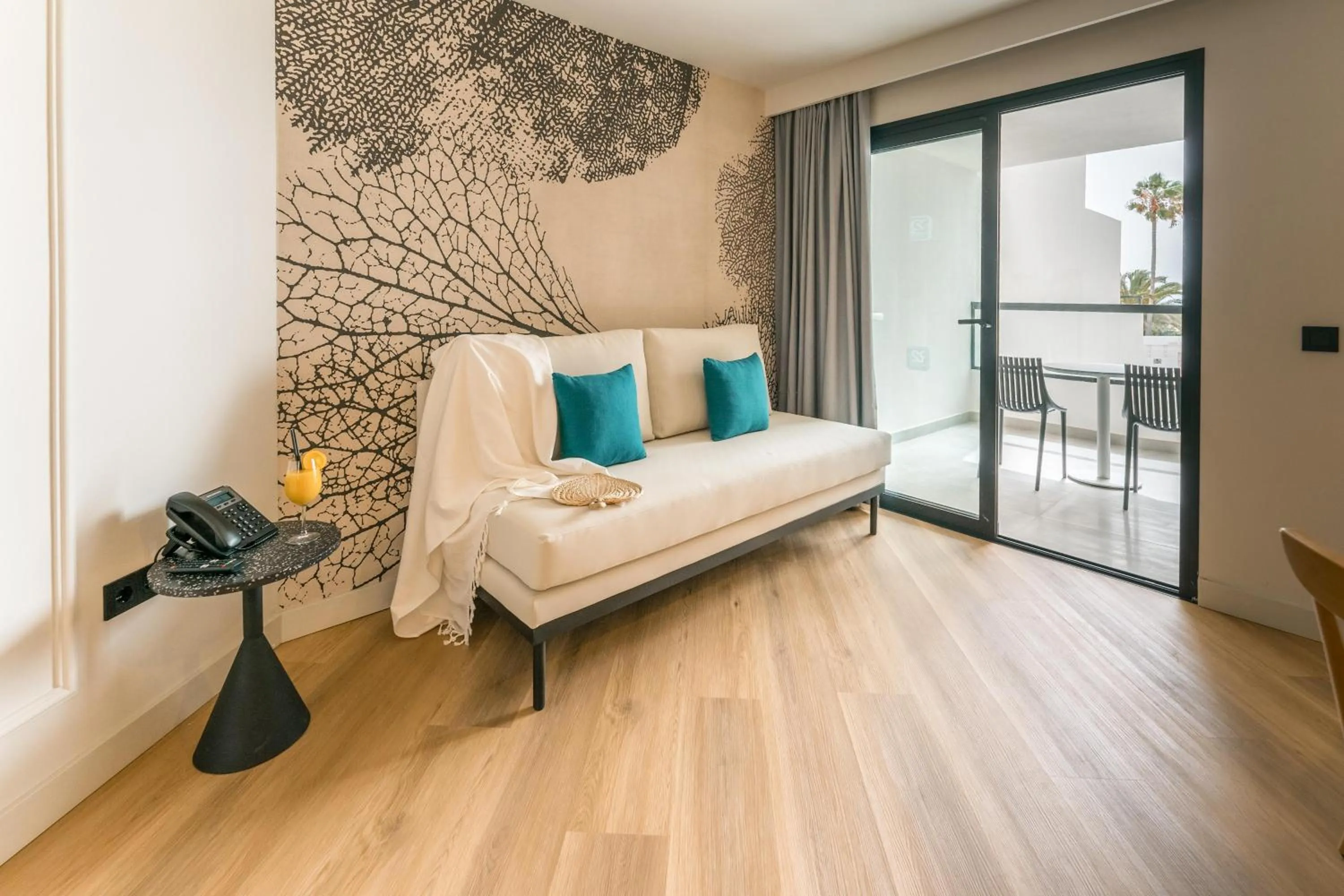 Photo of the whole room, Bed in R2 HIGOS BEACH