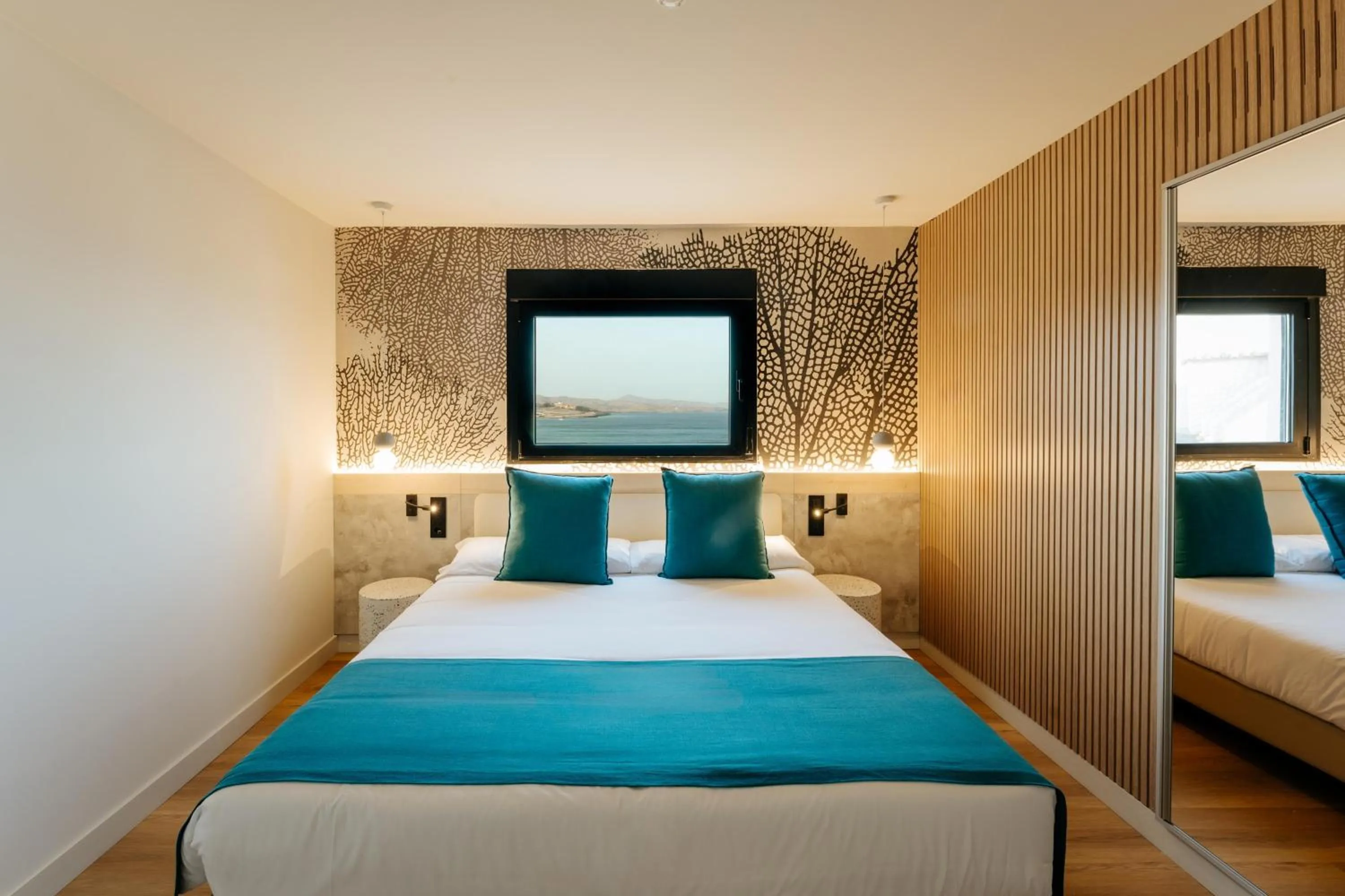 Photo of the whole room, Bed in R2 HIGOS BEACH