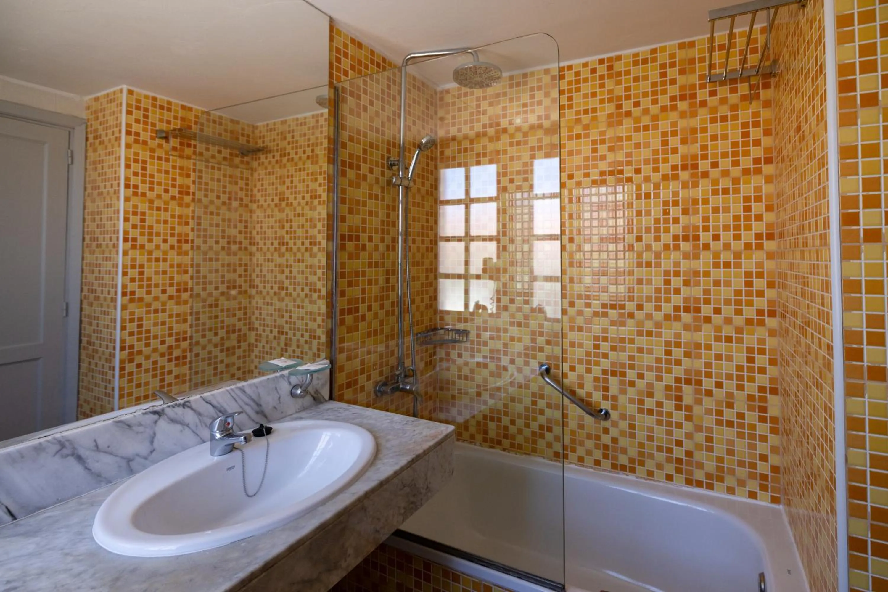 Bathroom in Fuentepark Apartments