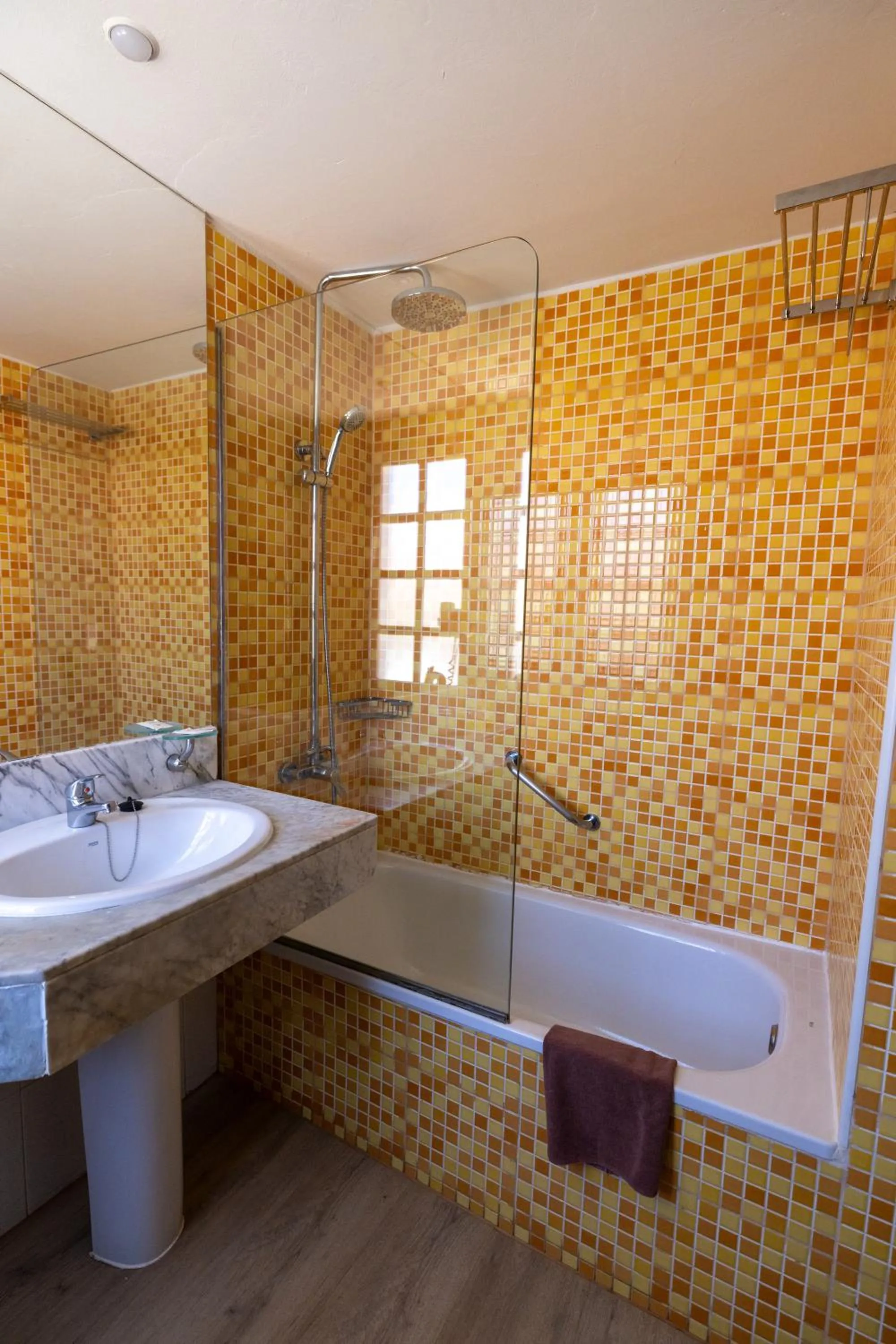 Shower in Fuentepark Apartments