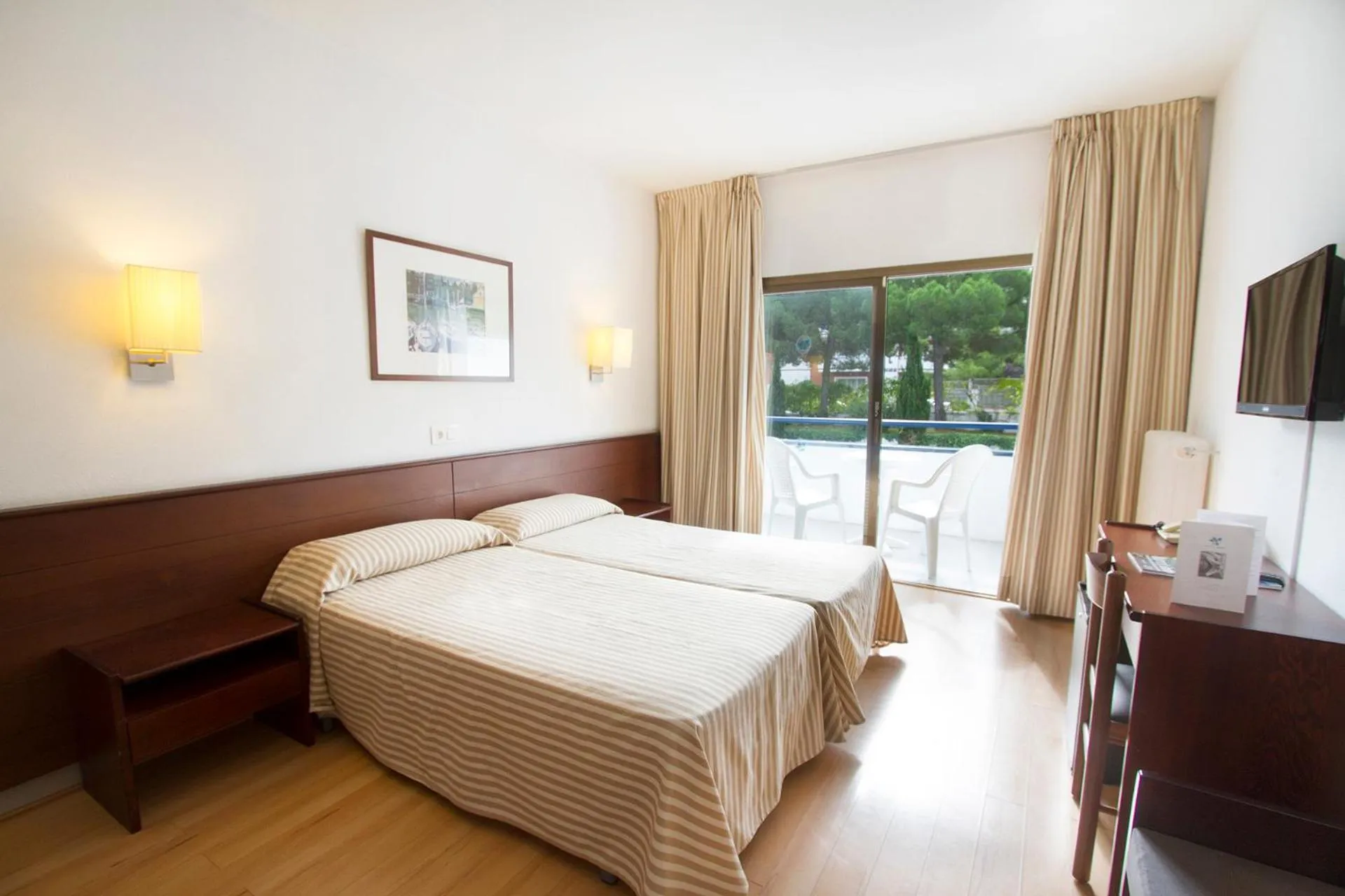 Balcony/Terrace, Bed in Hotel Gran Garbi & AquaSplash