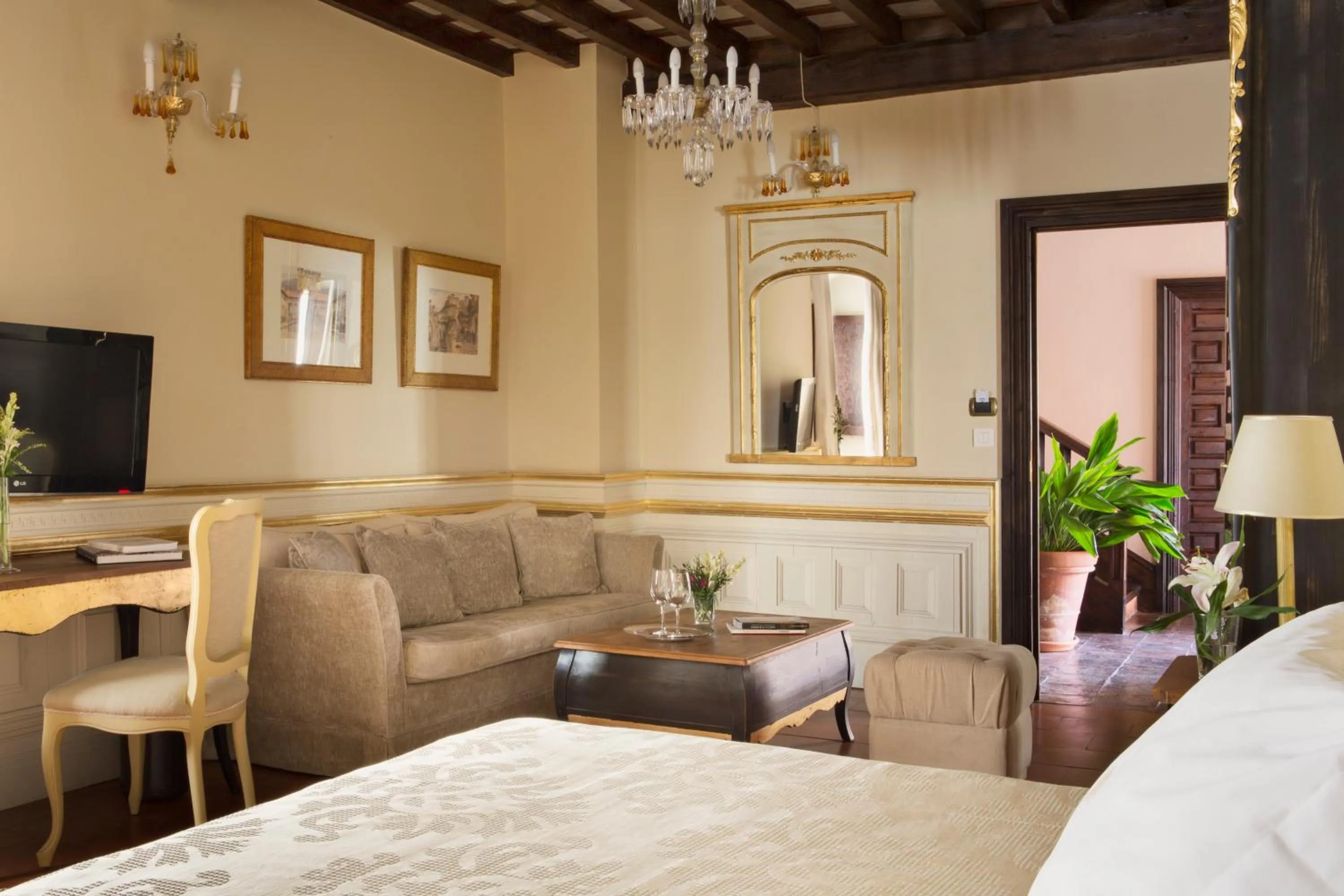 Seating area, Bed in Hotel Casa 1800 Granada