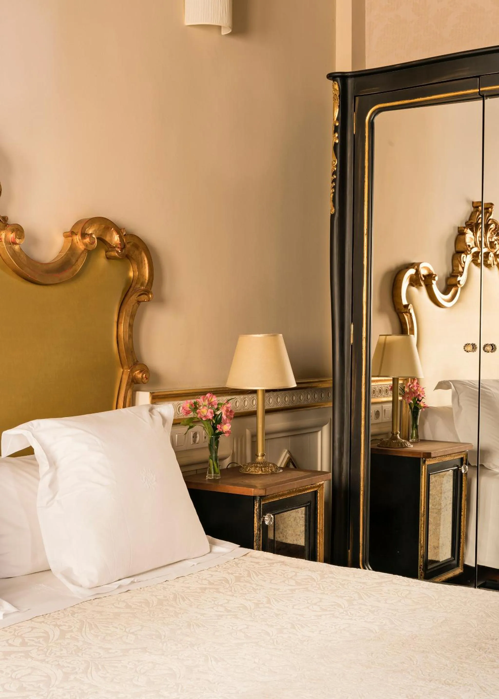 Photo of the whole room, Bed in Hotel Casa 1800 Granada