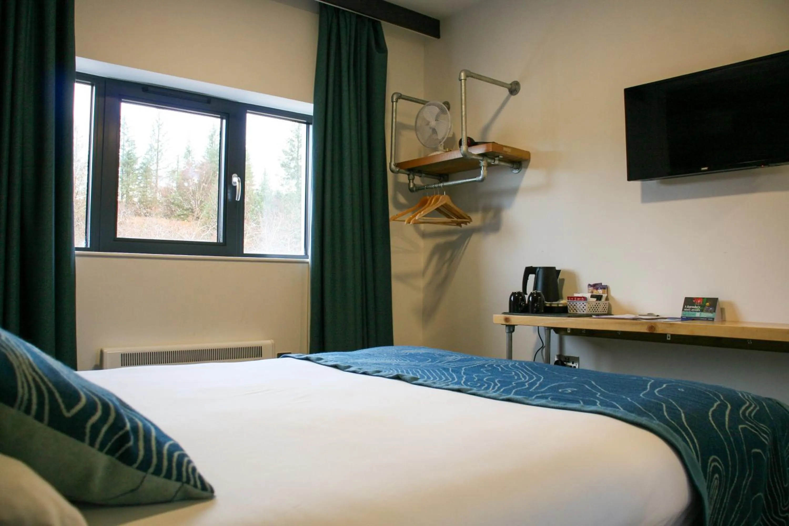 Coffee/tea facilities, Bed in The Base Camp Hotel, Nevis Range