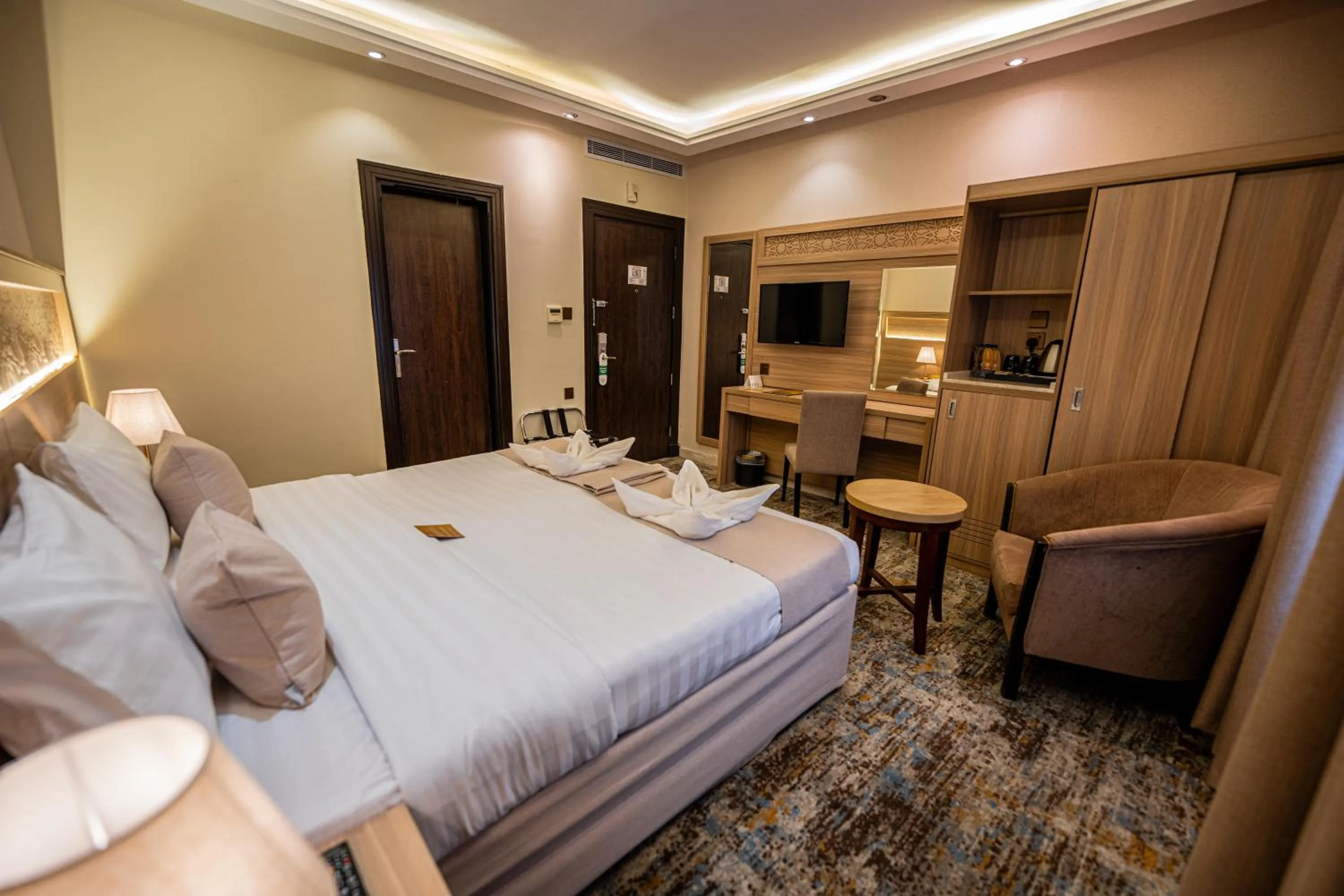 Communal lounge/ TV room, Bed in Snood Al Azama Hotel