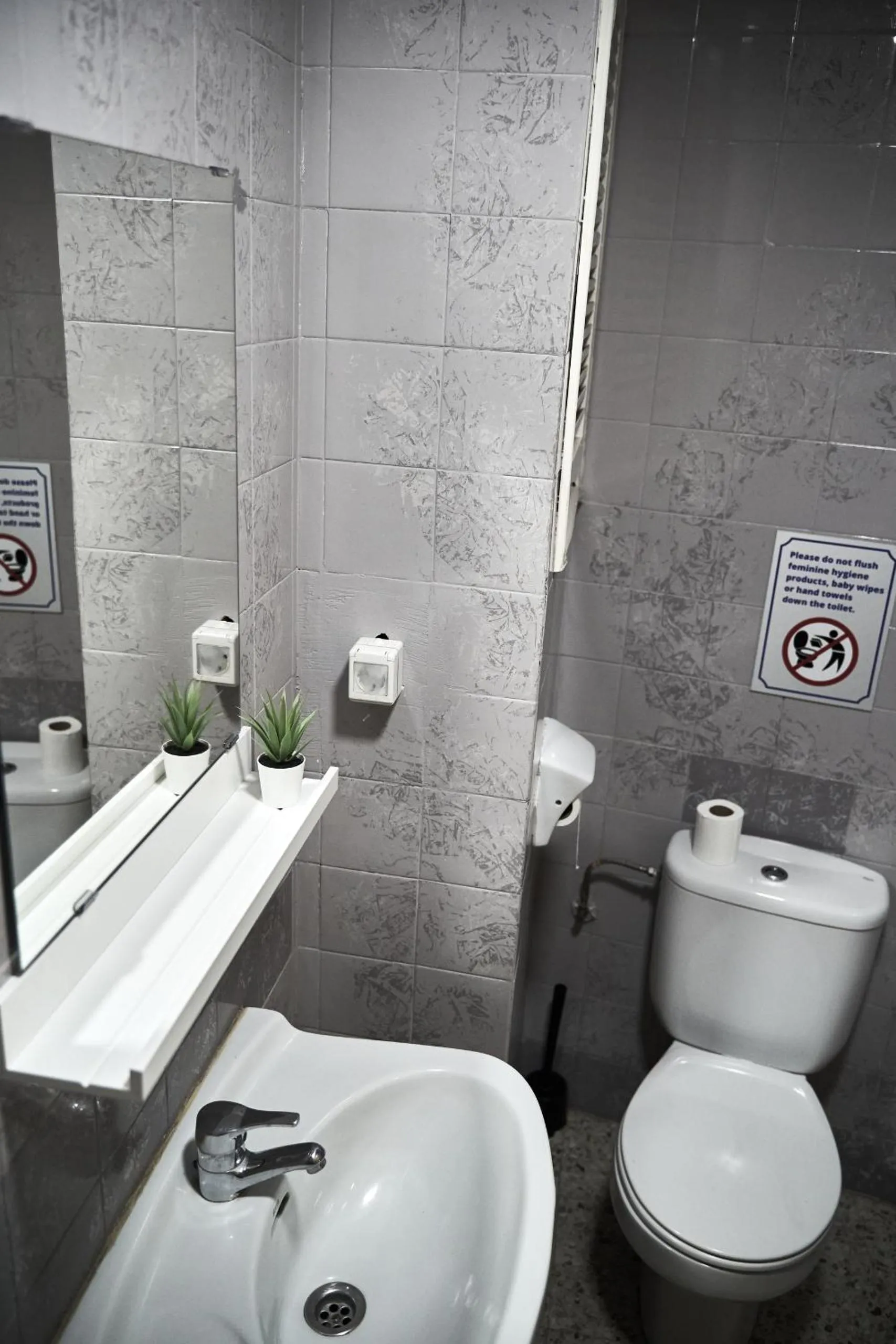 Toilet in LOFT HOSTAL Group