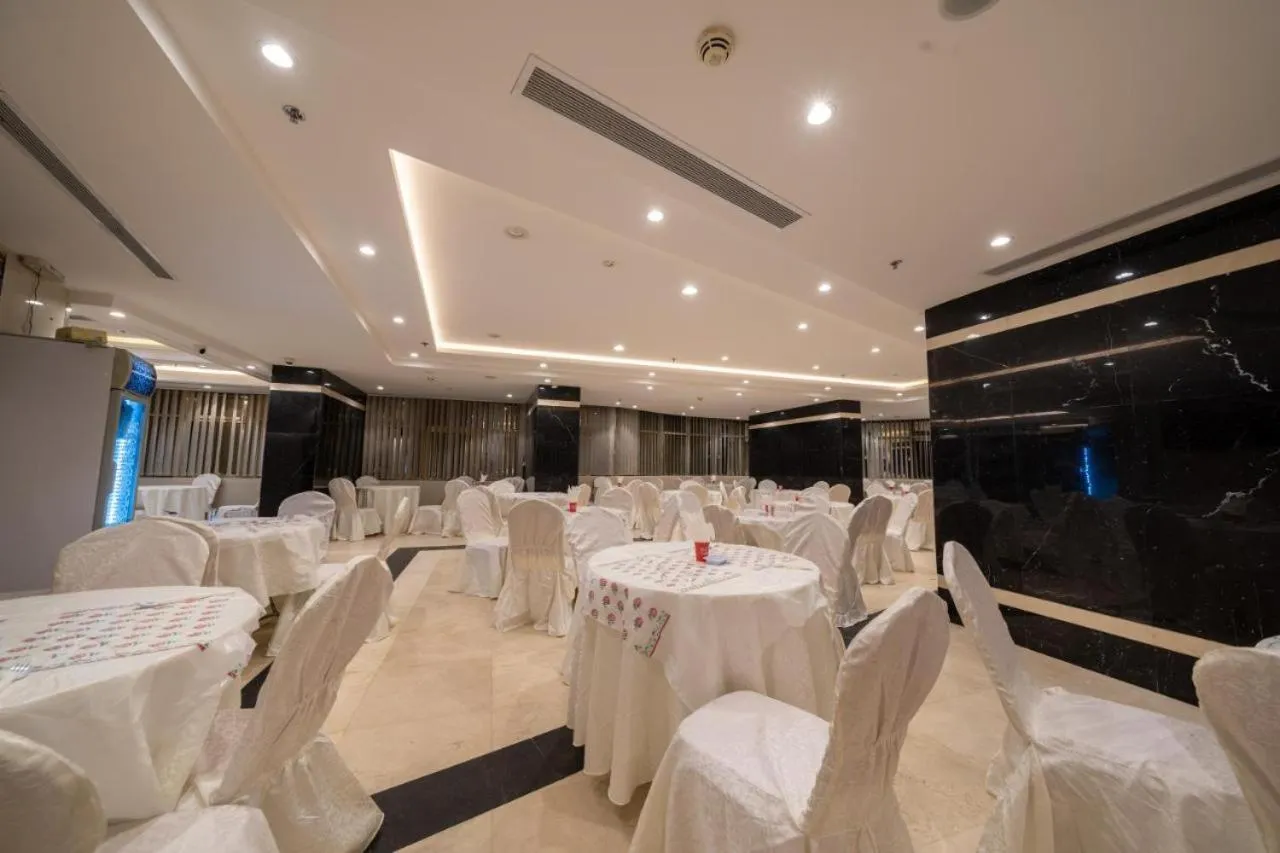 Dining area in Waseem Al Azizia Hotel