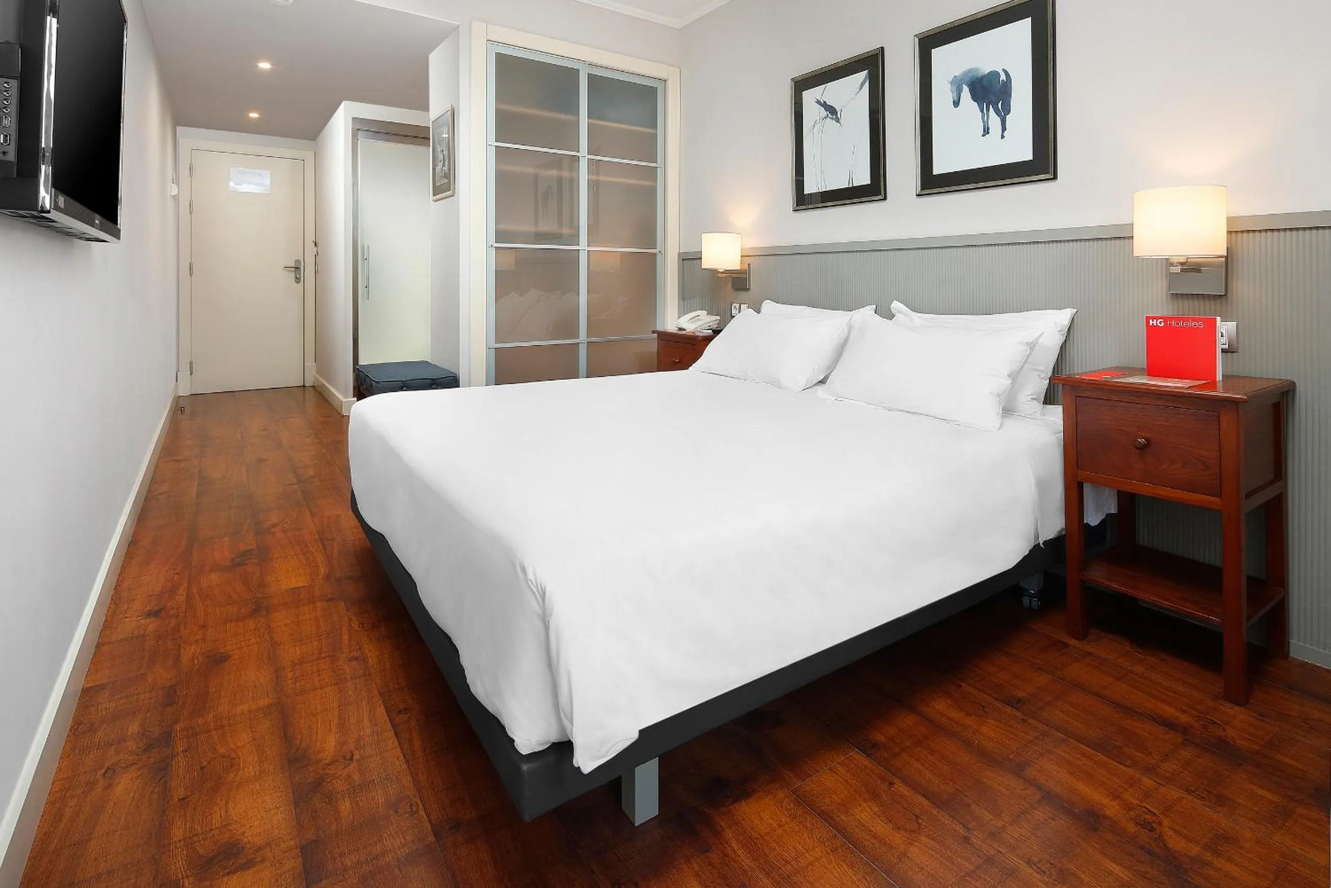 Bedroom, Bed in HG Cerler