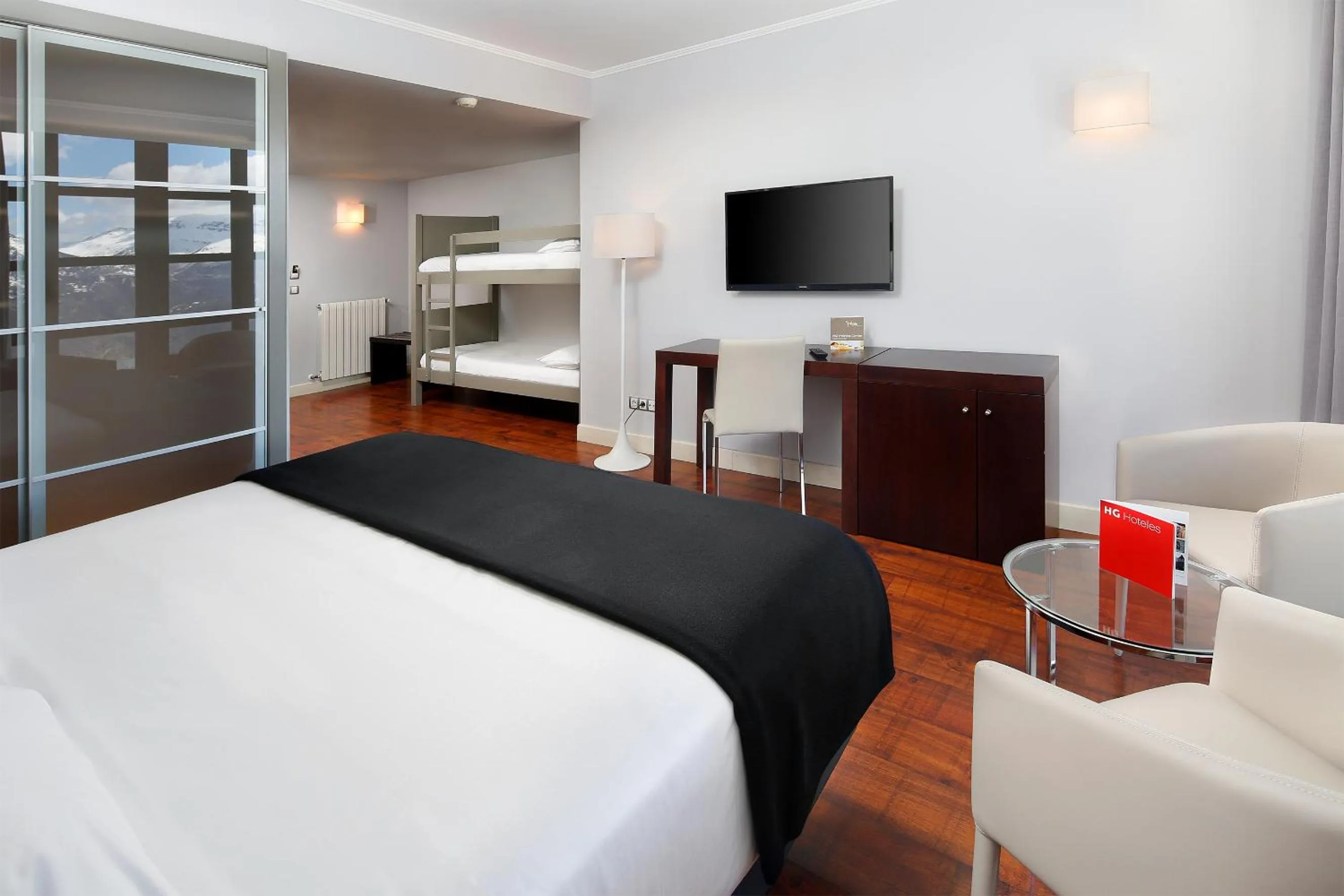 Photo of the whole room, Bed in HG Cerler