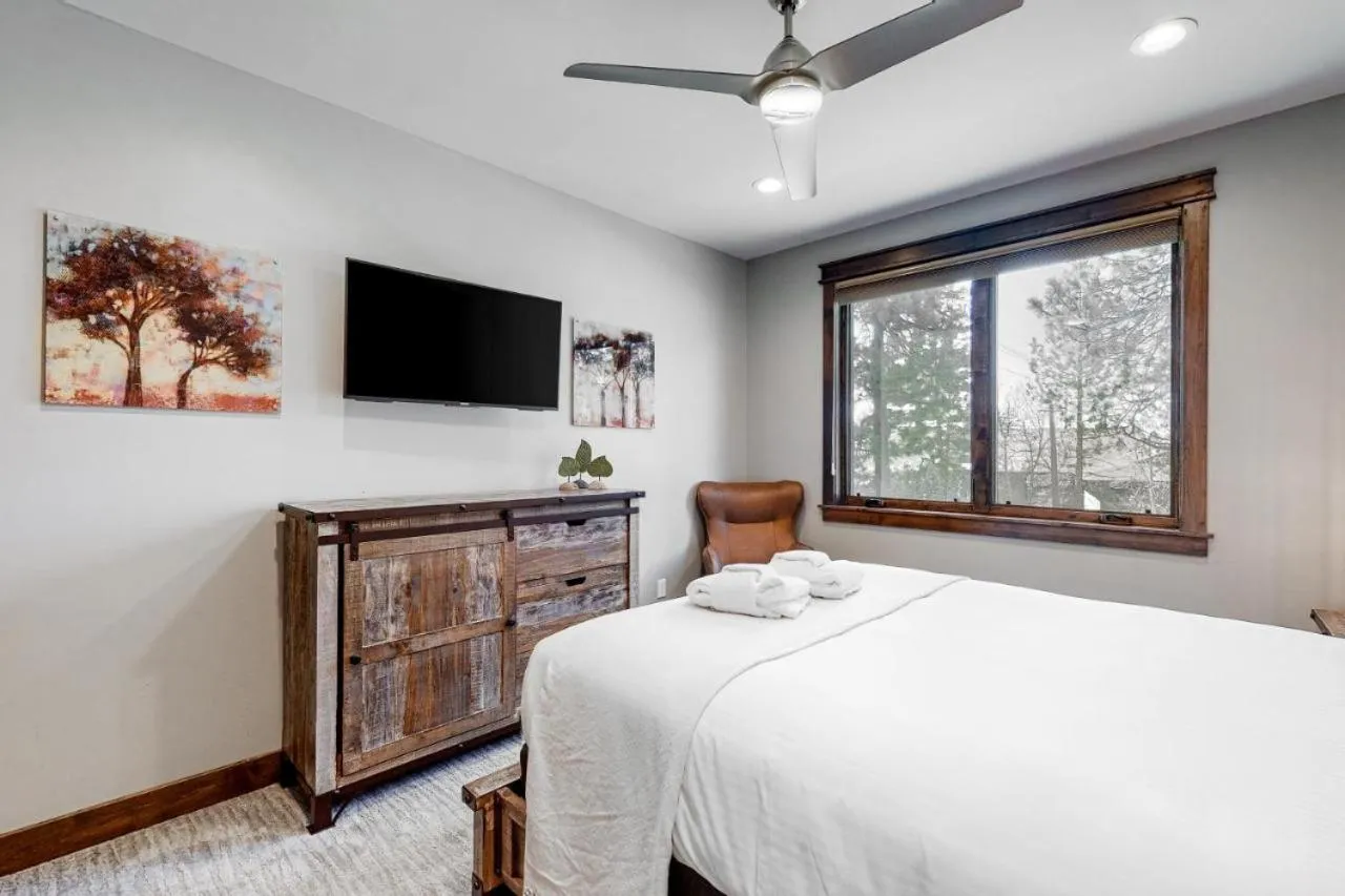 Bed in Gondola Vista Luxury Villas by Ski Heavenly & Beaches