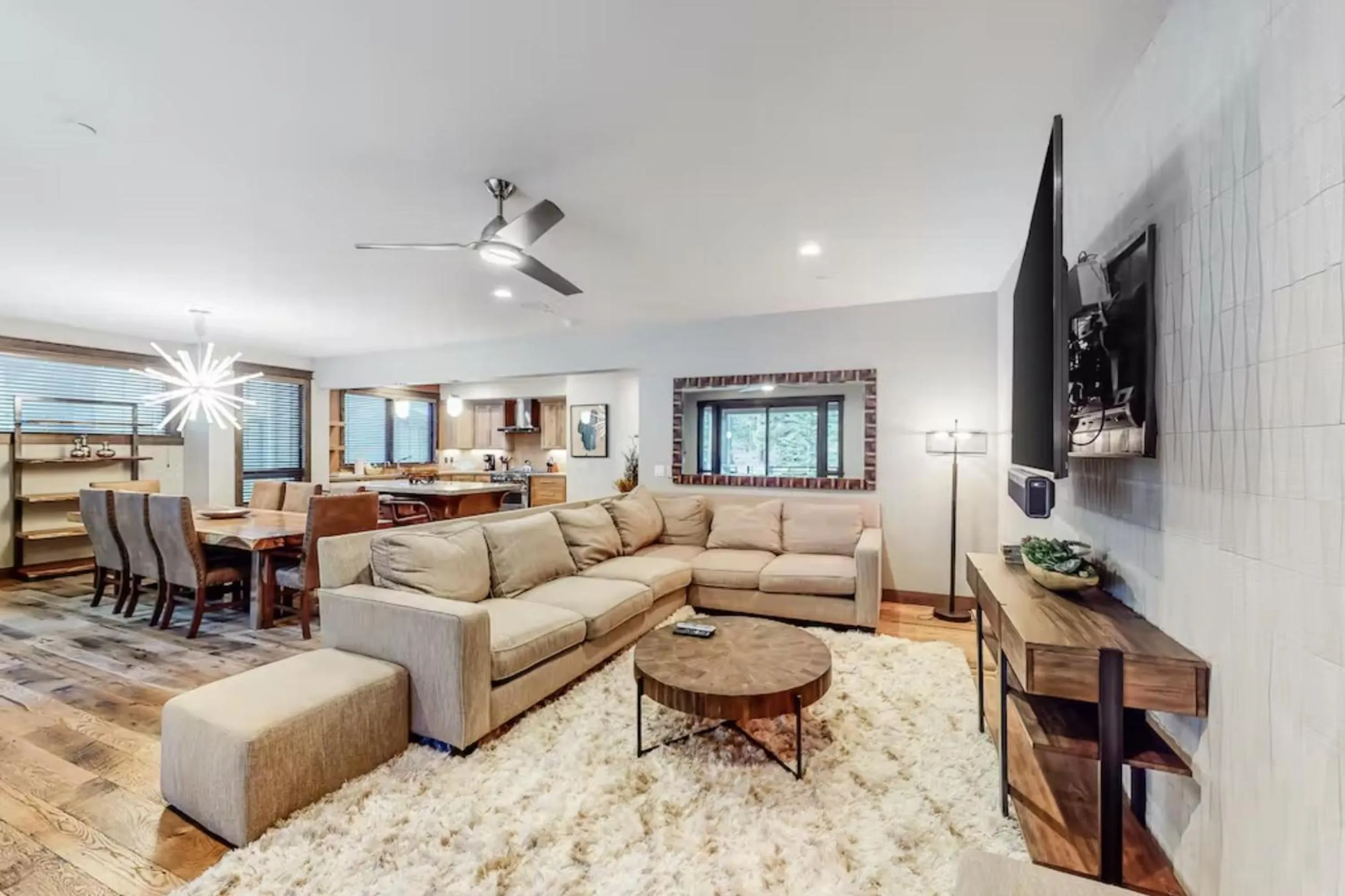 Communal lounge/ TV room in Gondola Vista Luxury Villas by Ski Heavenly & Beaches