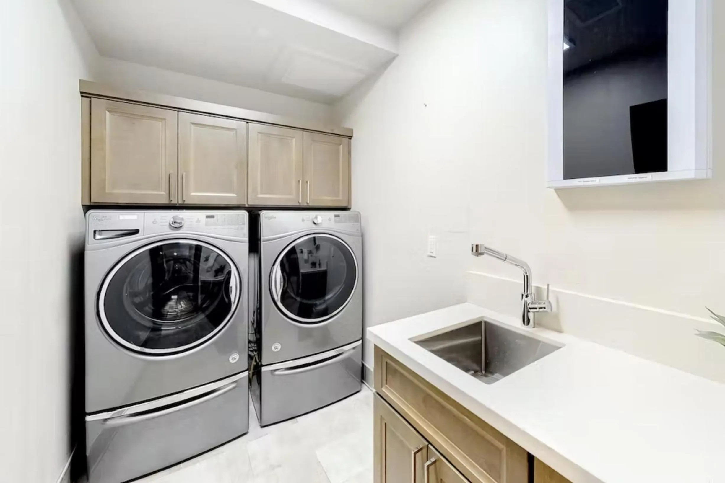 laundry in Gondola Vista Luxury Villas by Ski Heavenly & Beaches