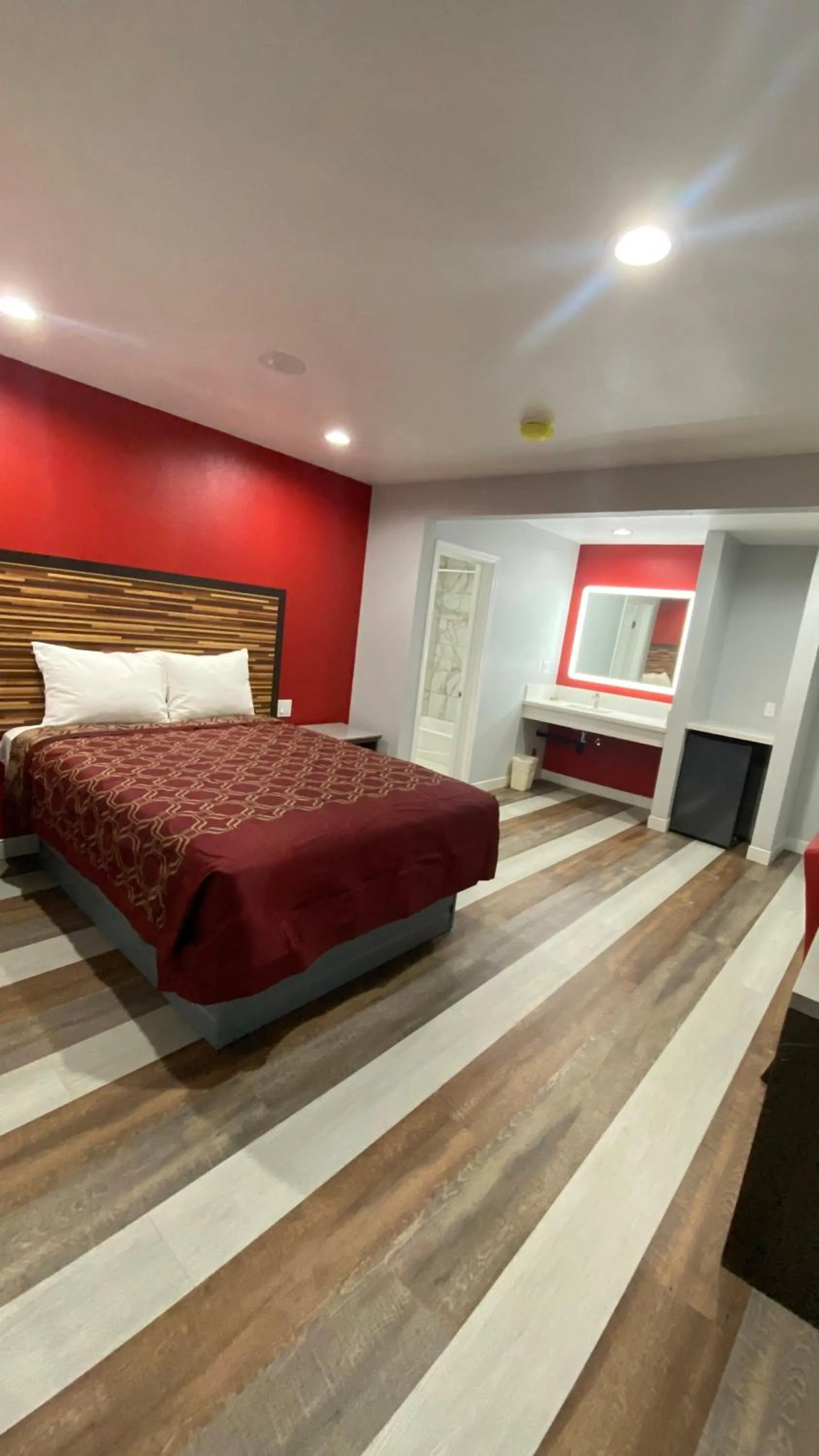 Bed in Plaza Inn Motel - Los Angeles area