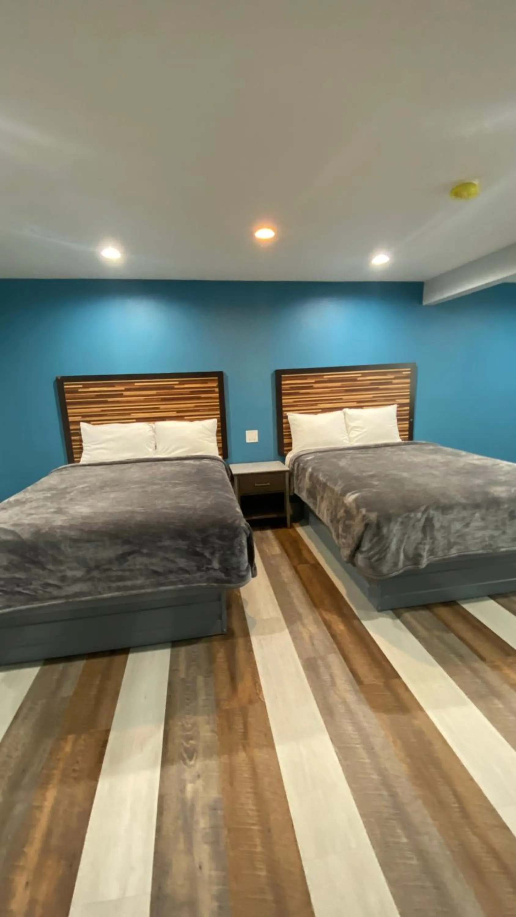 Bed in Plaza Inn Motel - Los Angeles area