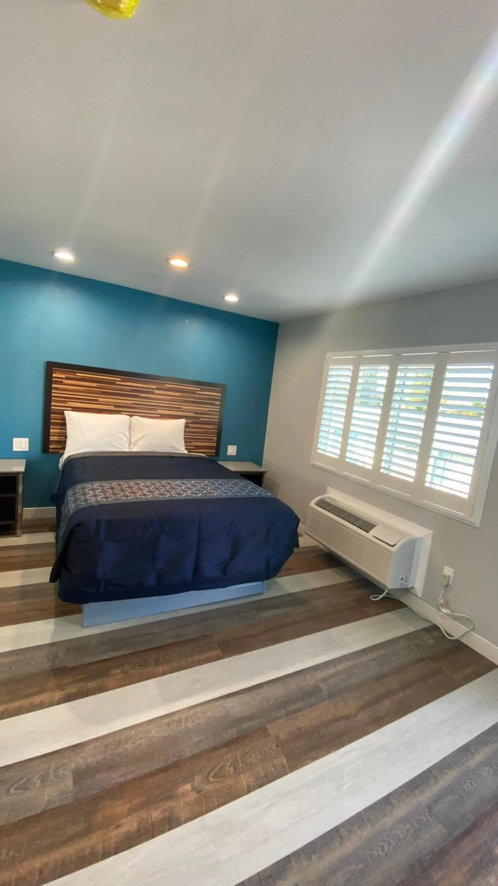 Bed in Plaza Inn Motel - Los Angeles area