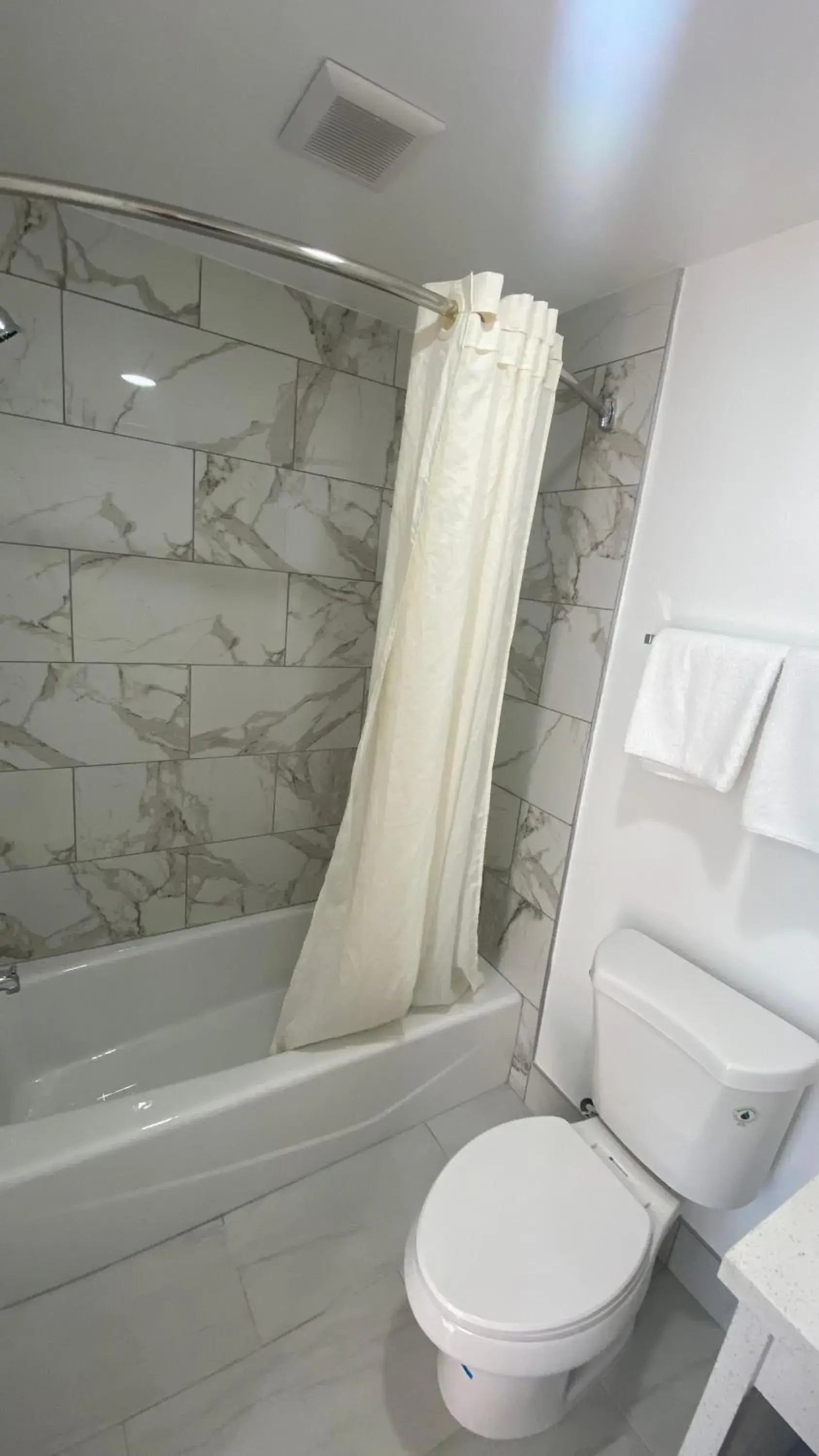 Standard Queen Room in Plaza Inn Motel - Los Angeles area Standard Queen Room in Plaza Inn Motel - Los Angeles area