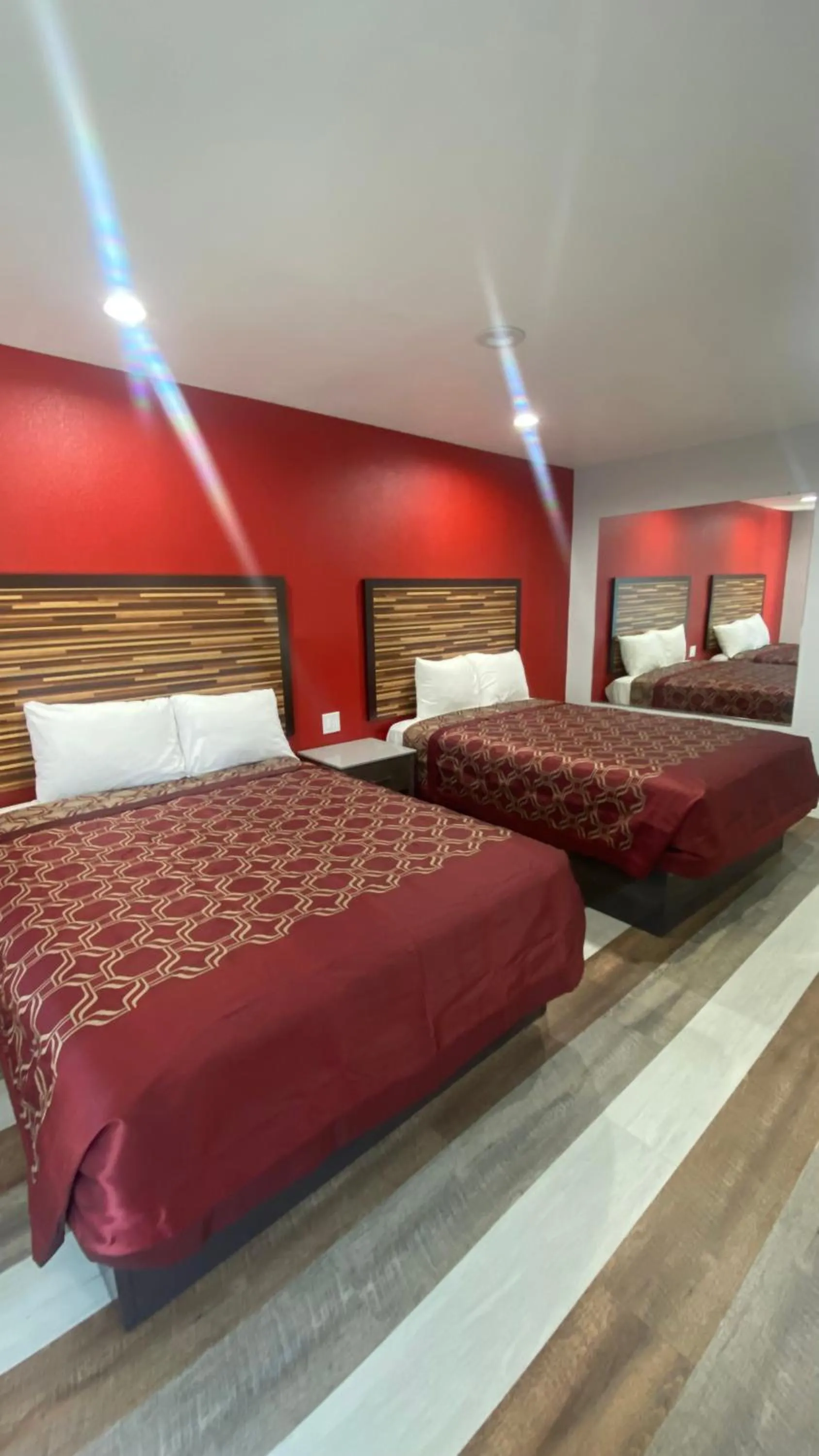 Bed in Plaza Inn Motel - Los Angeles area