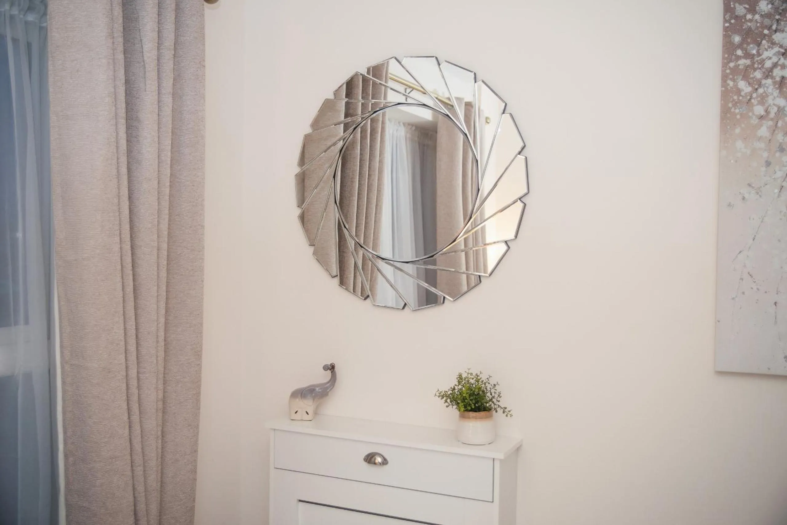 Decorative detail in Stunning 2-Bed Apartment in Stevenage, Sleeps 5 with free Private Parking